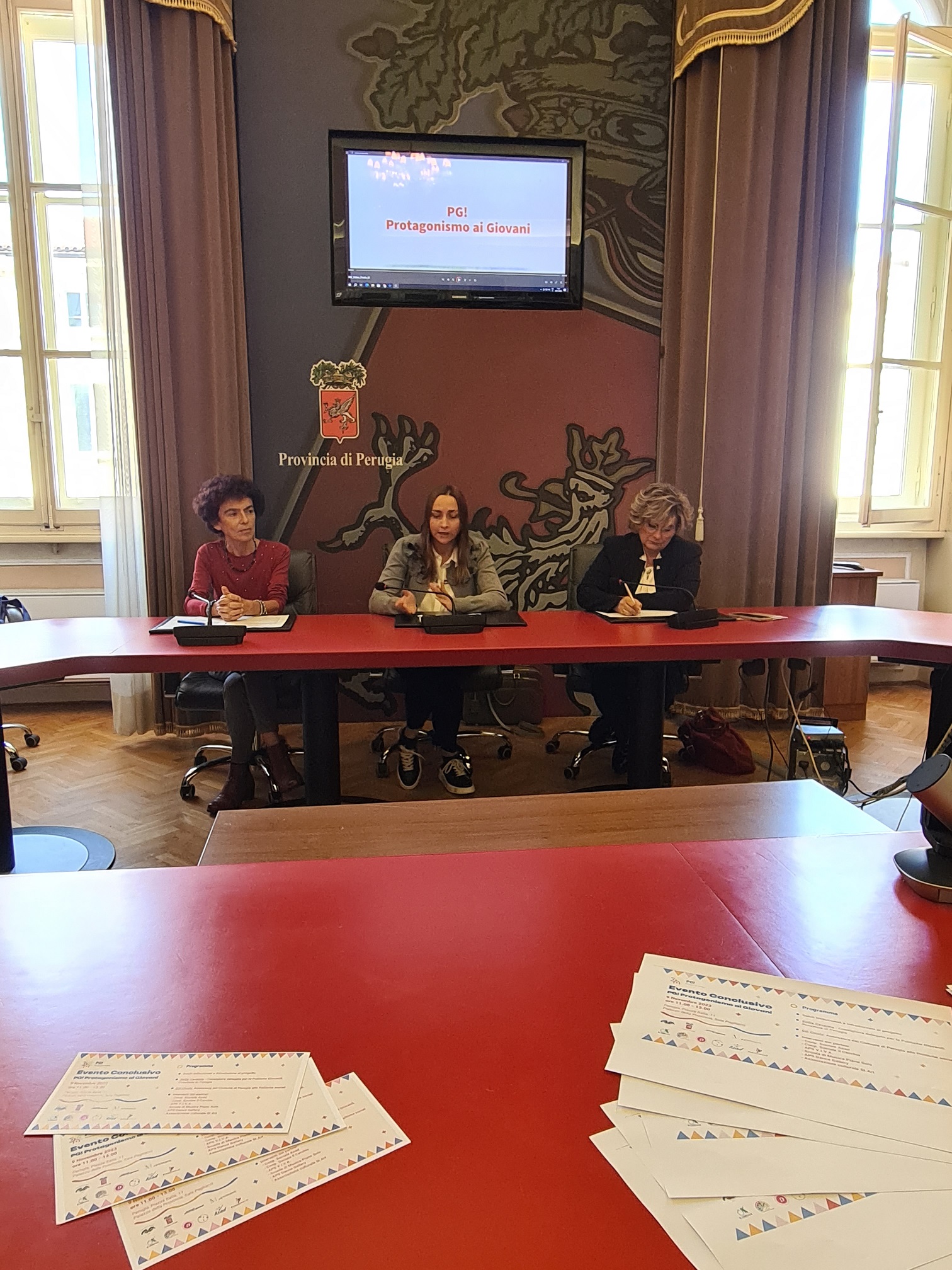 Al tavolo la referente del progetto Damiana Raschi, la consigliera delegata Scilla Cavanna e l'assessora comunale Edi Cicchi