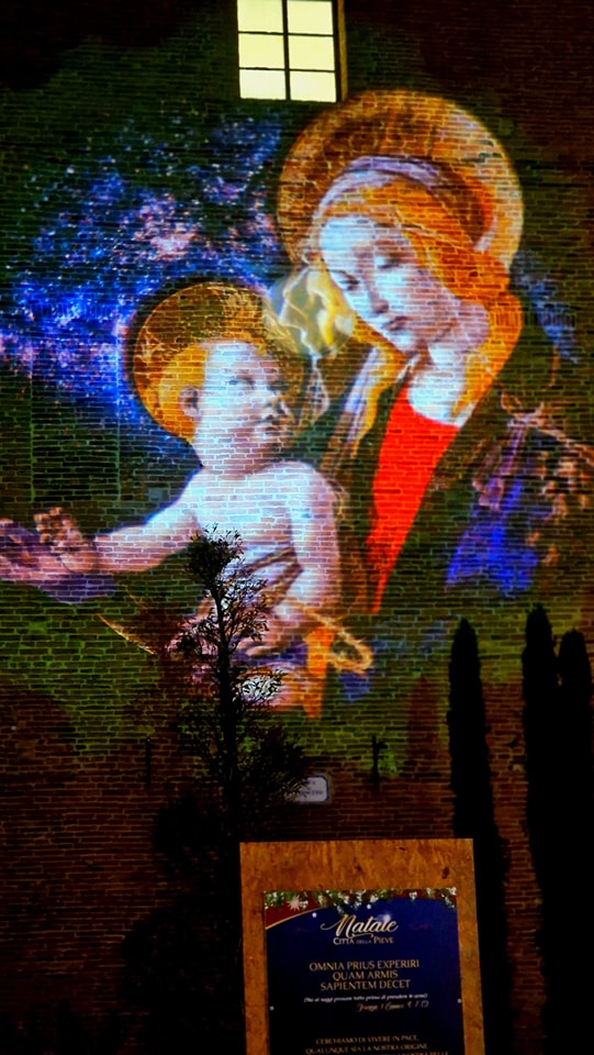 Le immagini sacre proiettate sulla parete del Duomo di Città della Pieve