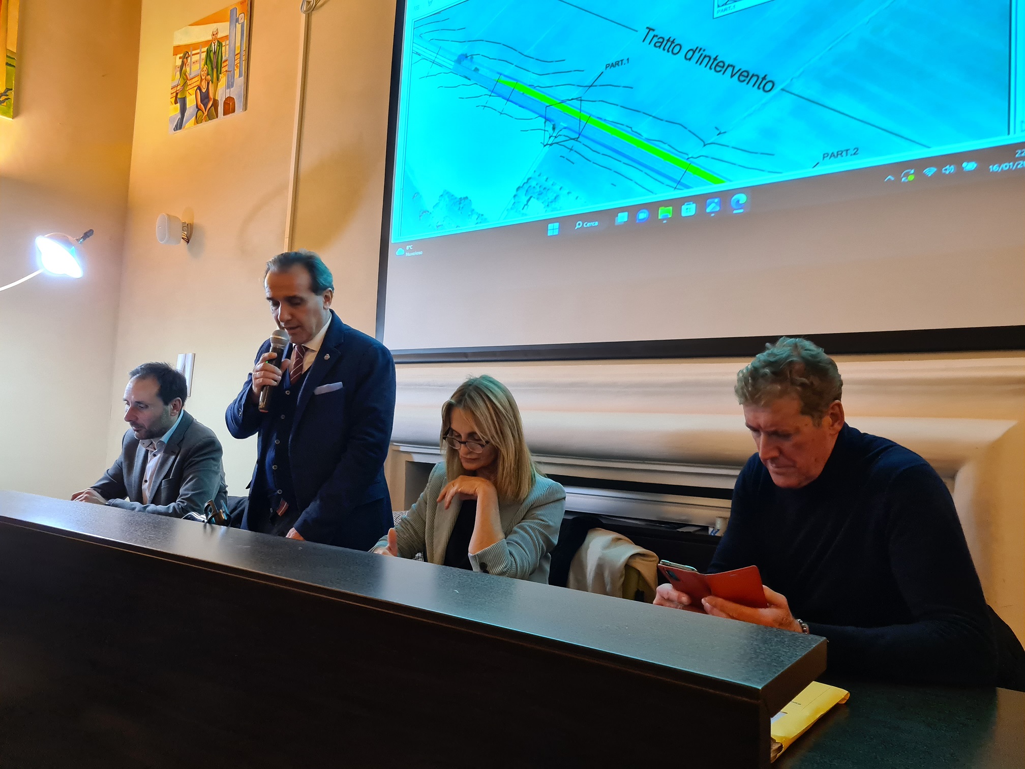 Al tavolo da sinistra il sindaco Riccardo Bardelli, il vicepresidente Moreno Landrini, la consigliera delegata Erika Borghesi e il dirigente Giovanni Solinas
