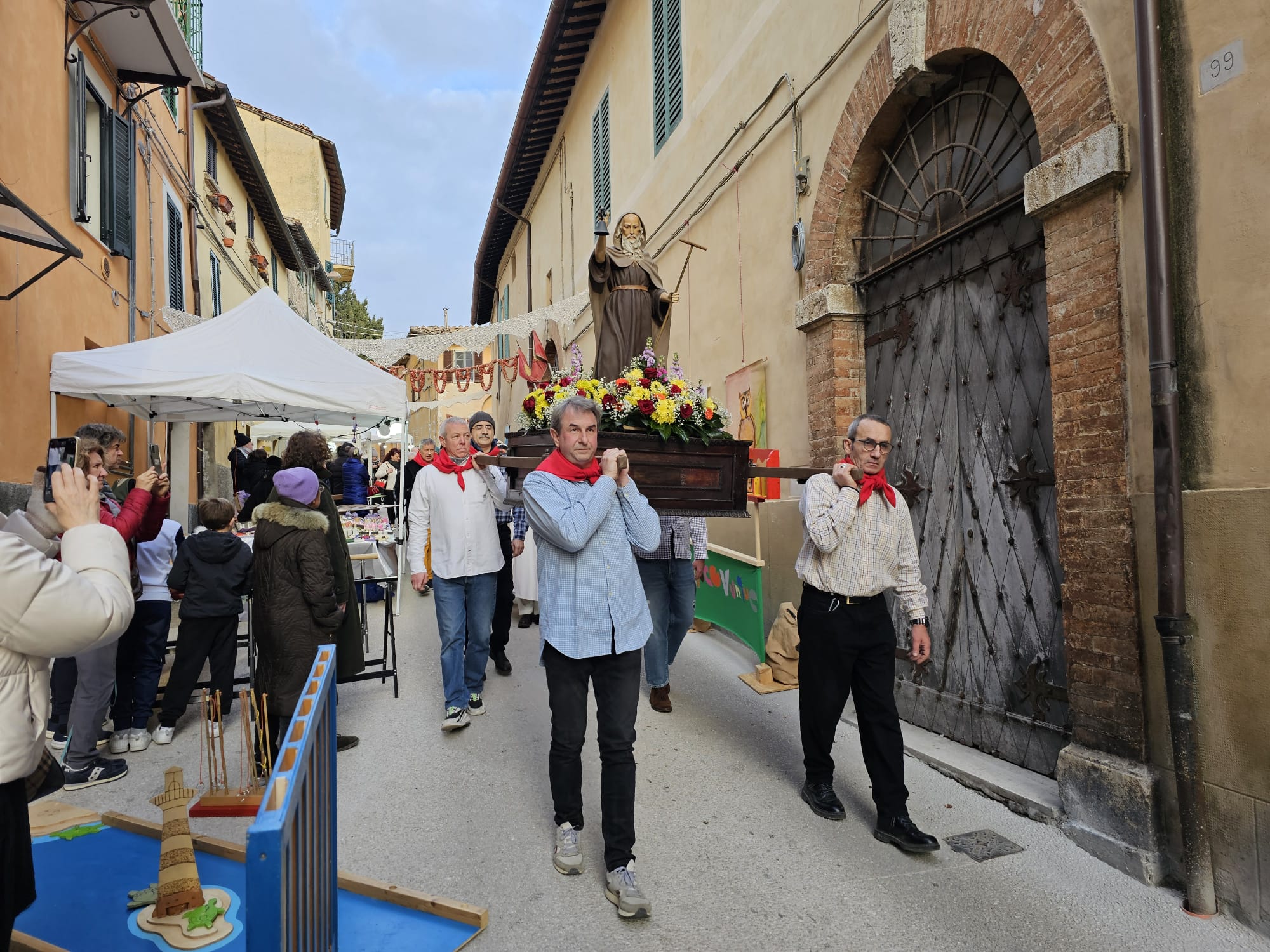 immagine di un momento della processione in onore di Sant'Antonio 