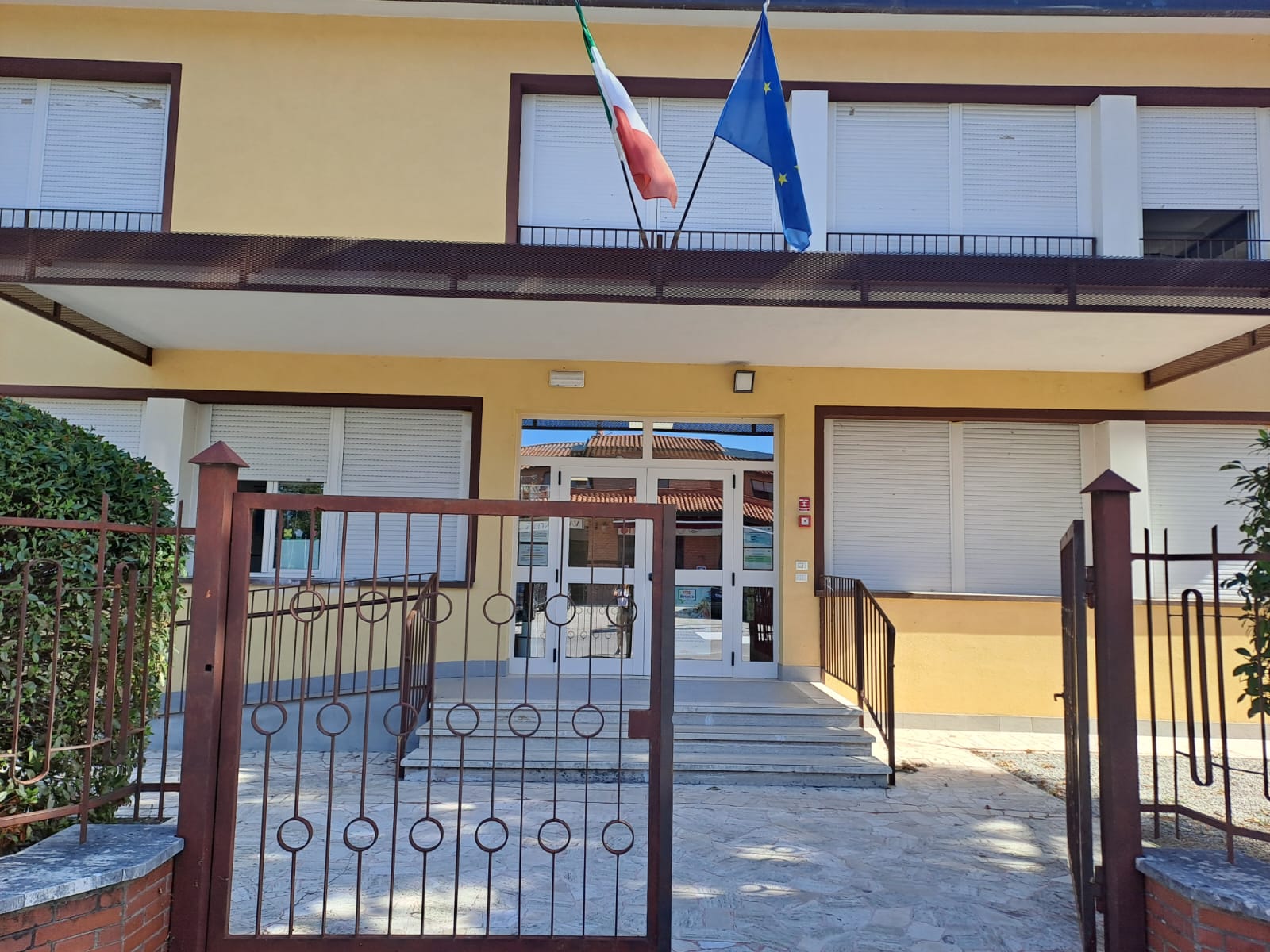 L'esterno della scuola di Piegaro