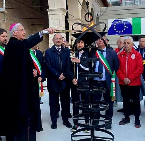 Mons. Boccardo accende la Fiaccola 'Pro pace et Europa una'