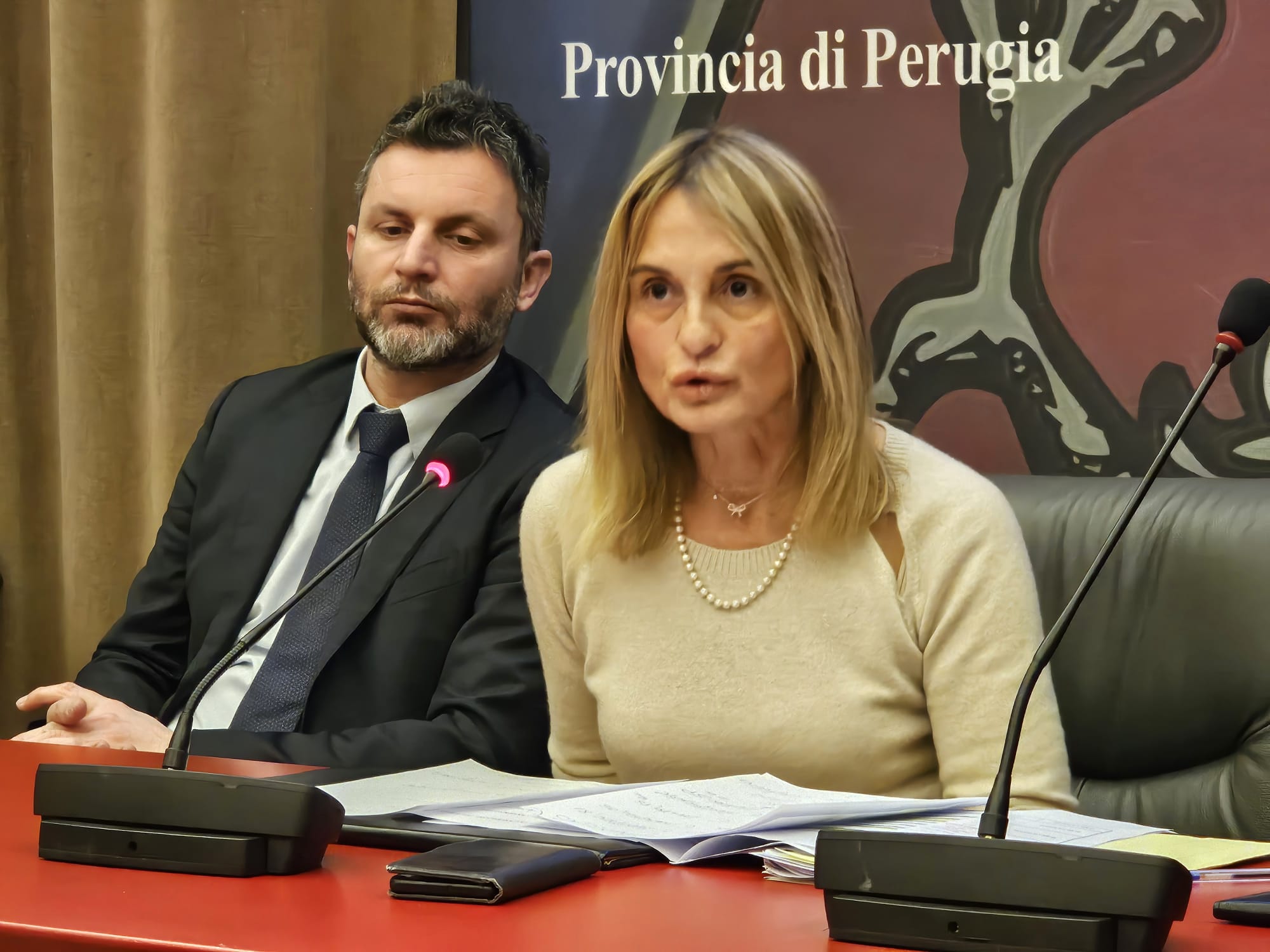 La consigliera delegata Erika Borghesi insieme al sindaco Matteo Burico
