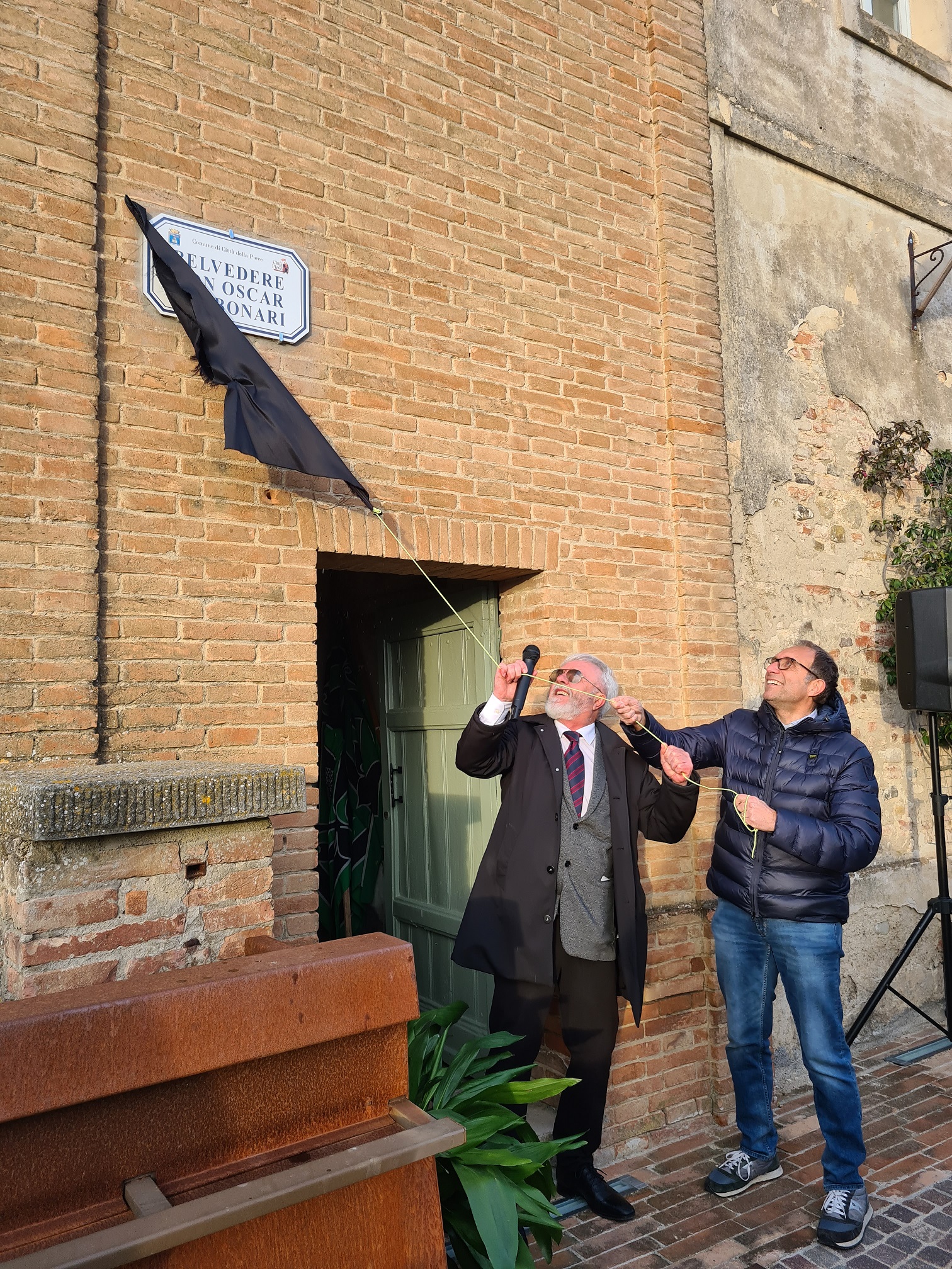 Il sindaco Risini scopre la targa