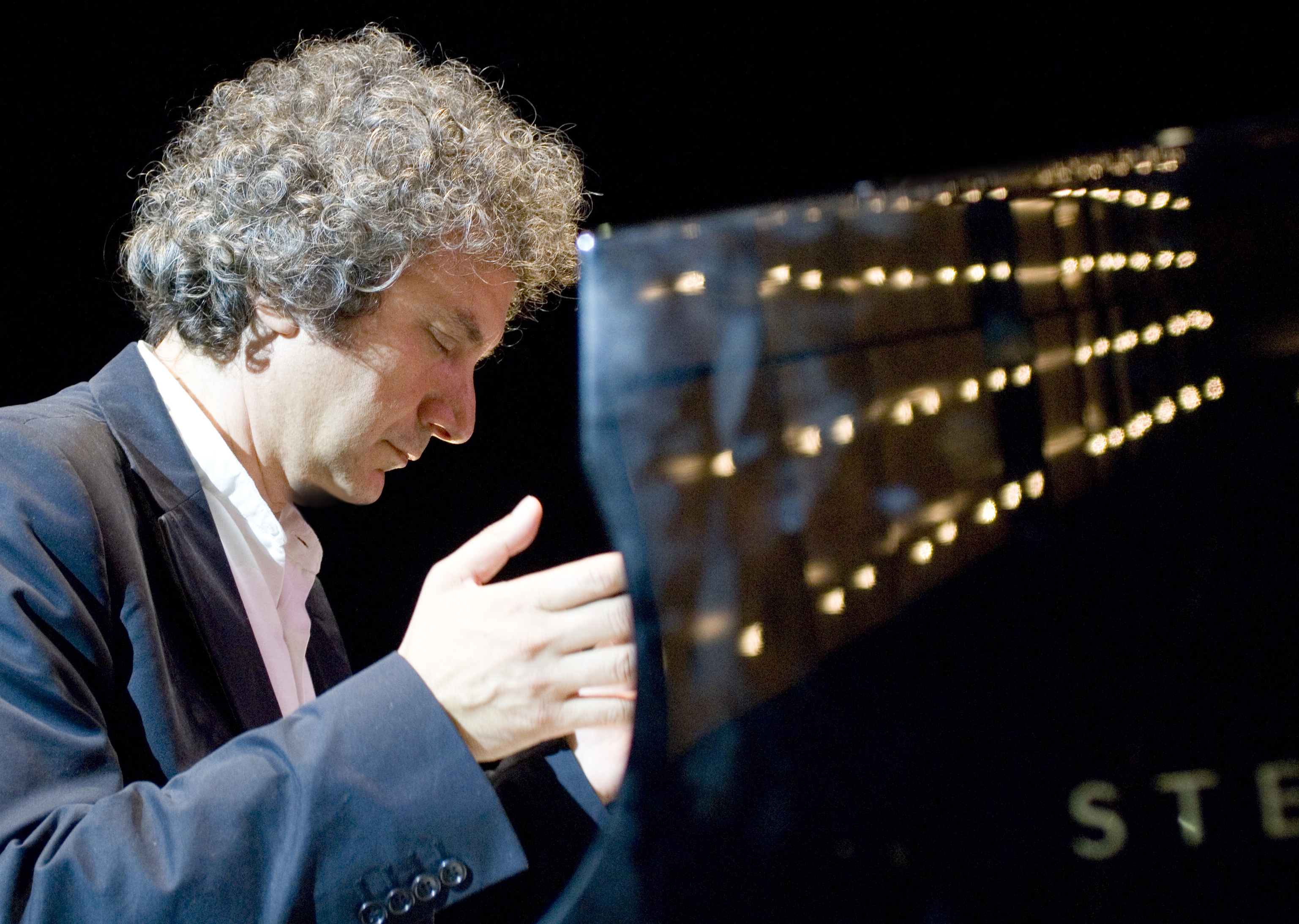 Immagine del pianista Roberto Cacciapaglia
