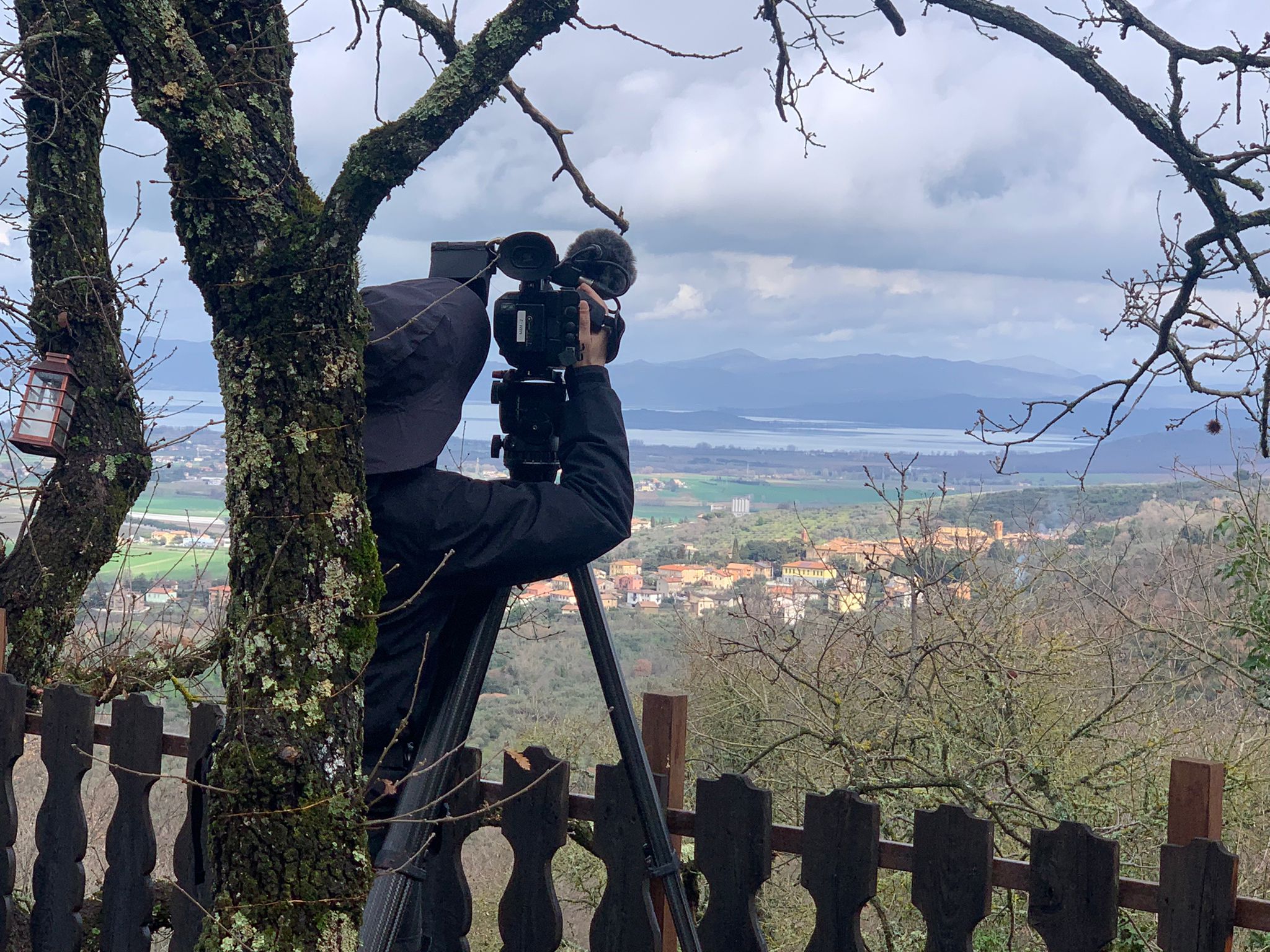 La troupe mentre riprende il panorama di Paciano