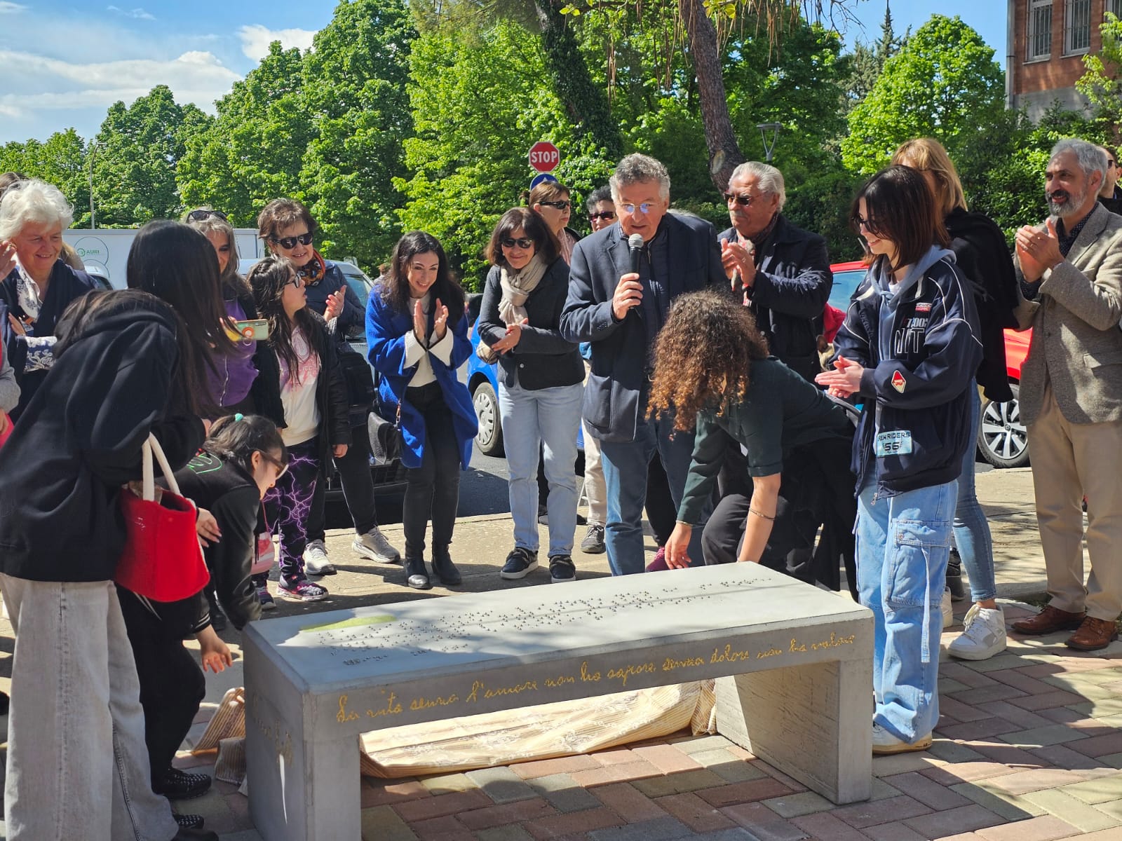 Immagine dell'inaugurazione del nuovo arredo urbano della piazzetta dedicata a Rina Gatti