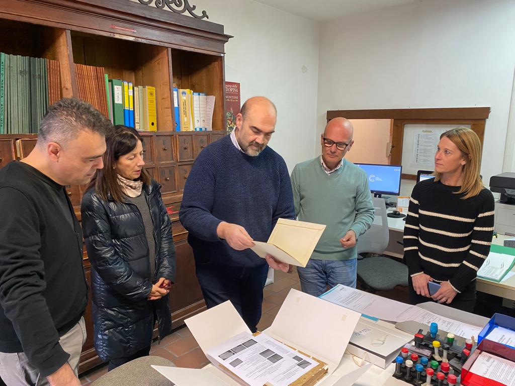 Immagine della consegna di antichi statuti comunali di Montone dopo il restauro
