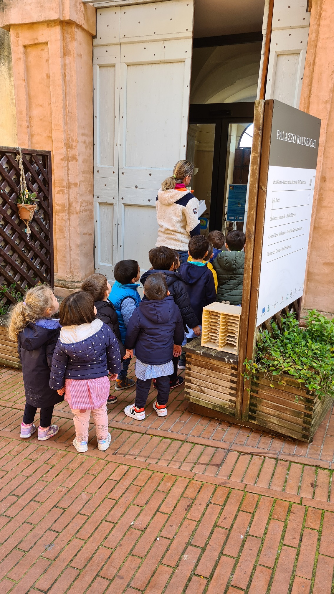 I bambini che si recano a Palazzo Baldeschi per incontrare l'autrice