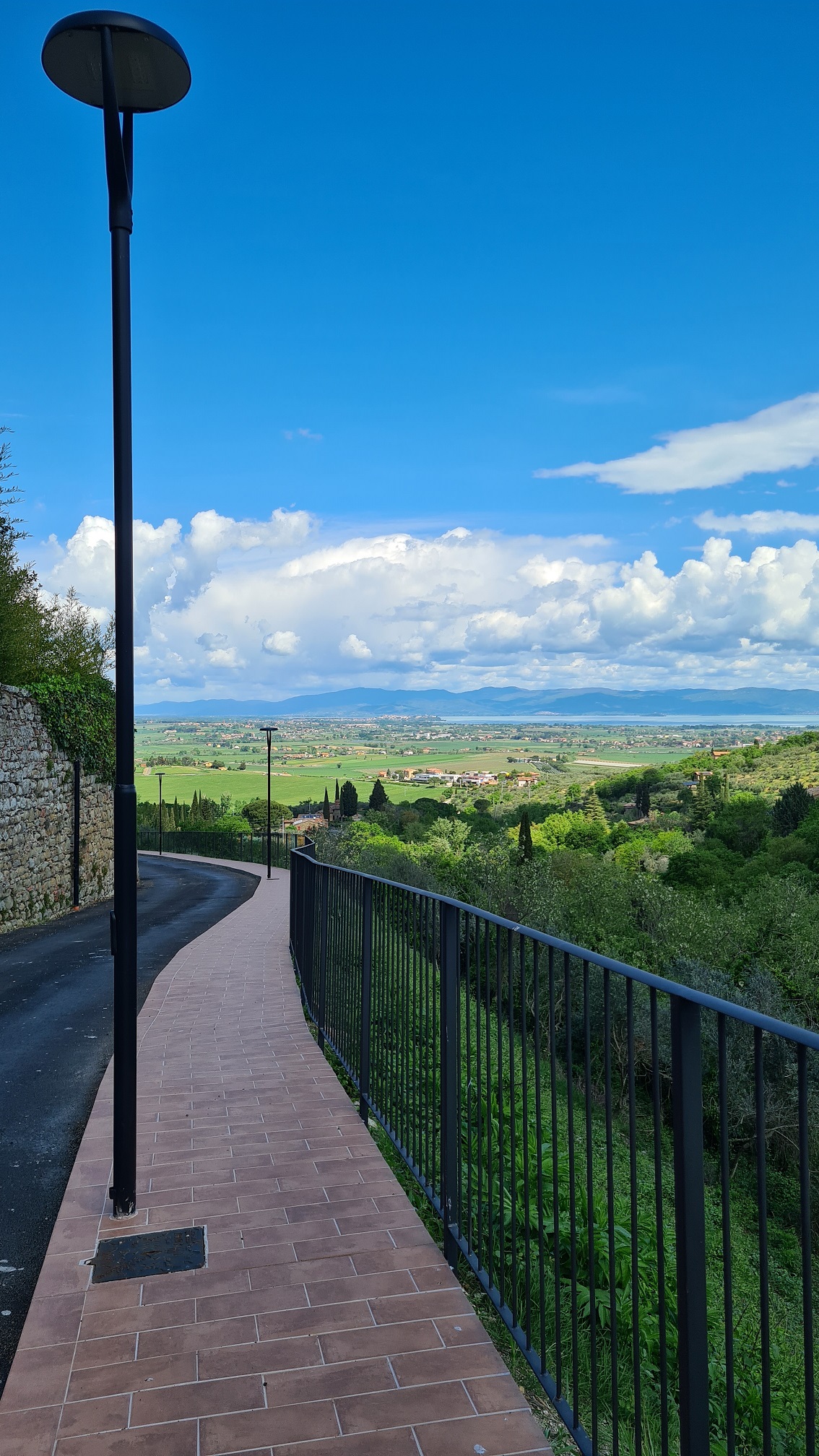 Il nuovo marciapiede di Via Dietro Paciano