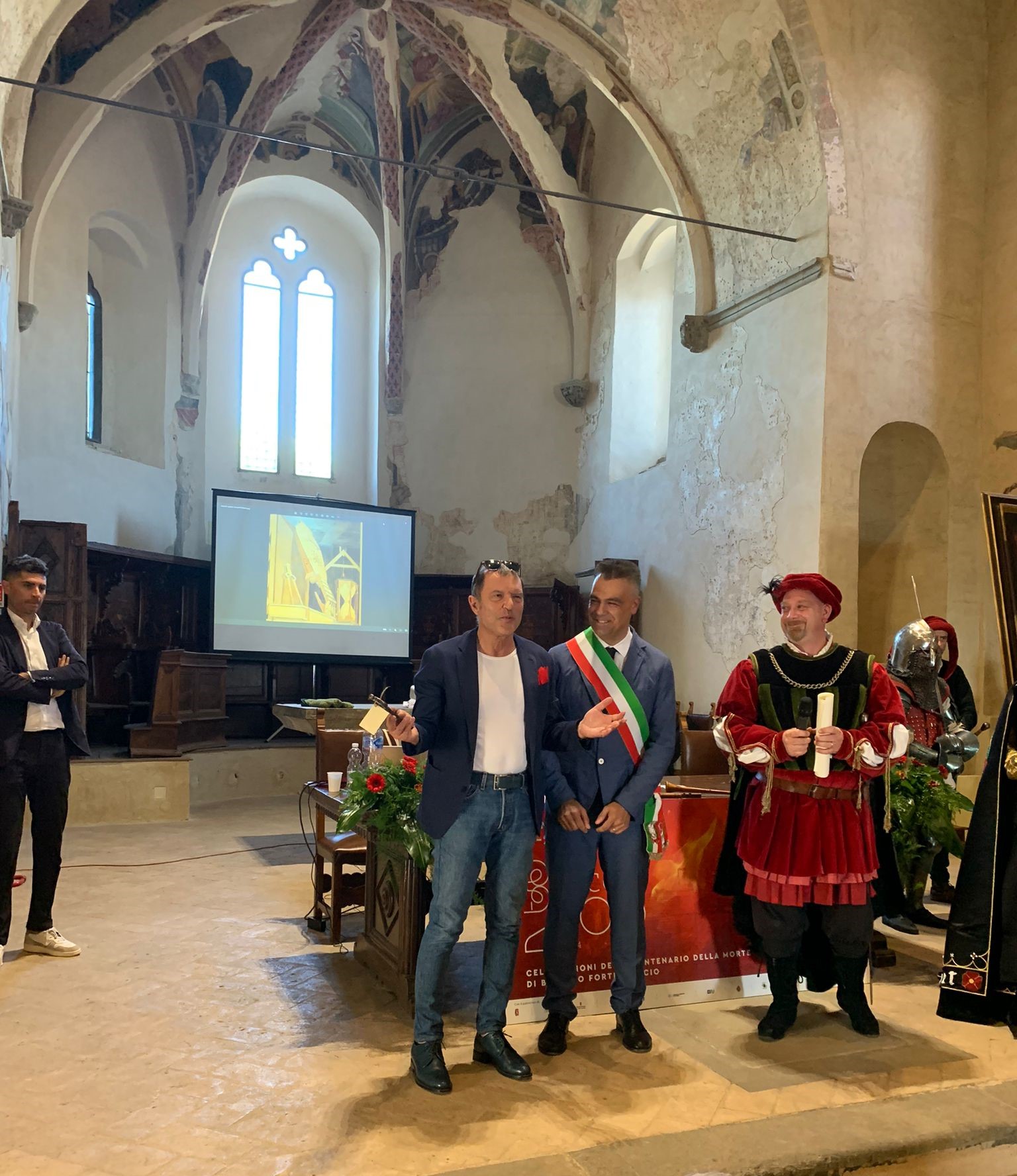 Immagine della cerimonia di consegna delle chiavi della città di Montone al giornalista Paolo Ippoliti