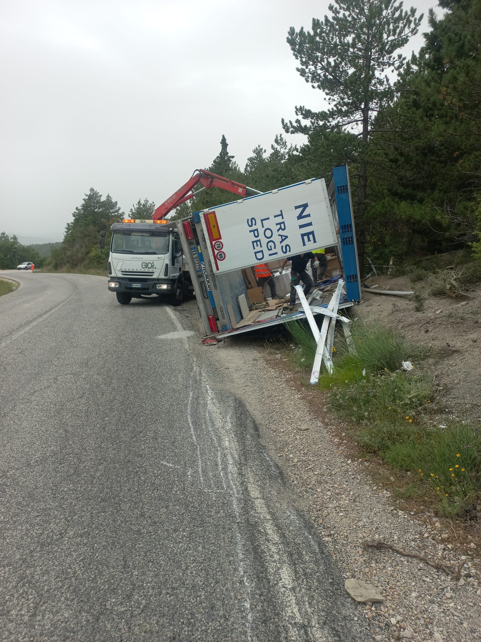 Immagine - camion ribaltato su SP257