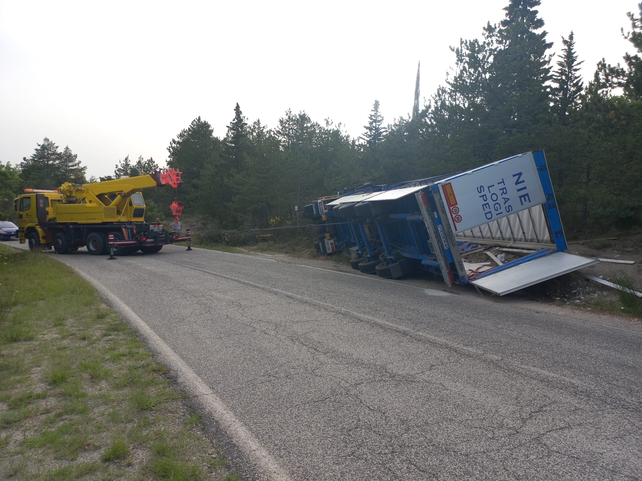 Immagine _ camion ribaltato sulla SP 257