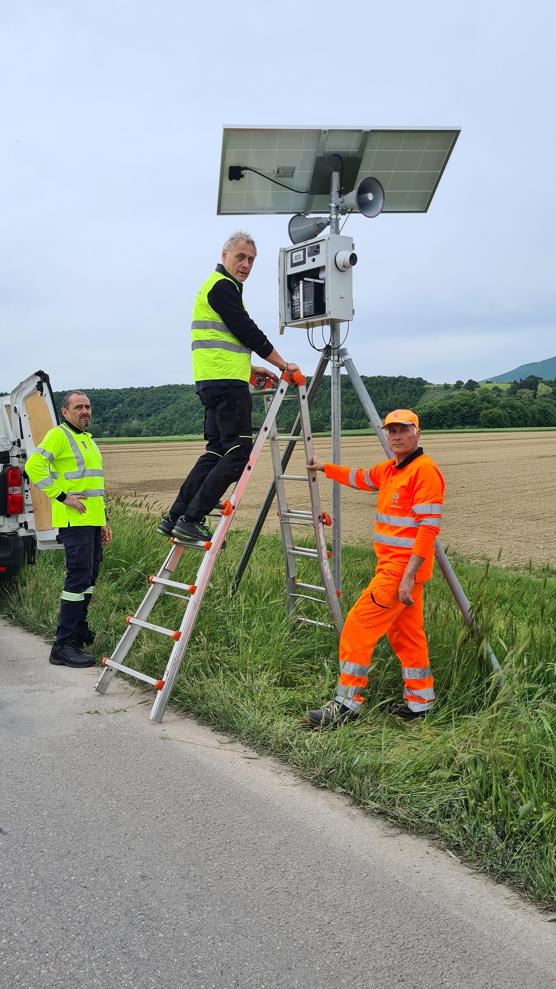 Il momento dell'installazione del secondo impianto sulla S.P. 308