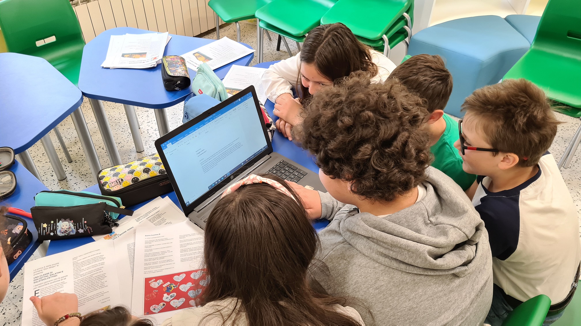 La piccola redazione al lavoro