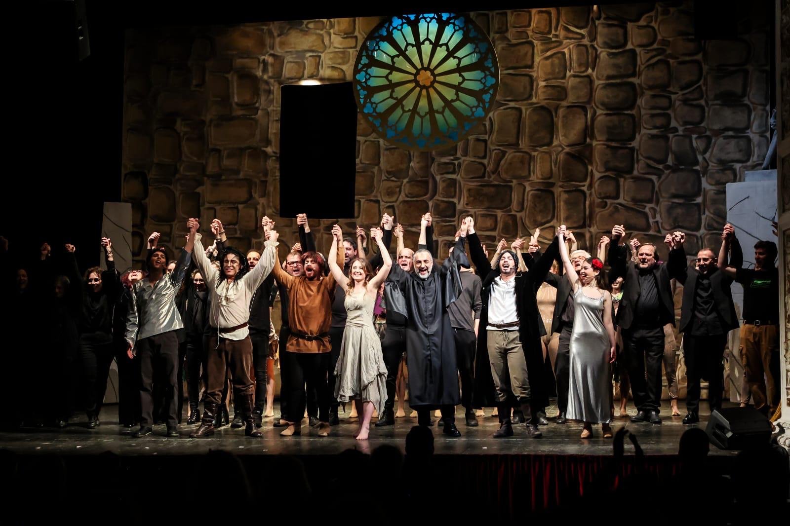 Al Teatro degli Avvaloranti si chiude il fortunato tour di “Notre Dame, storia d’amore e di passione”