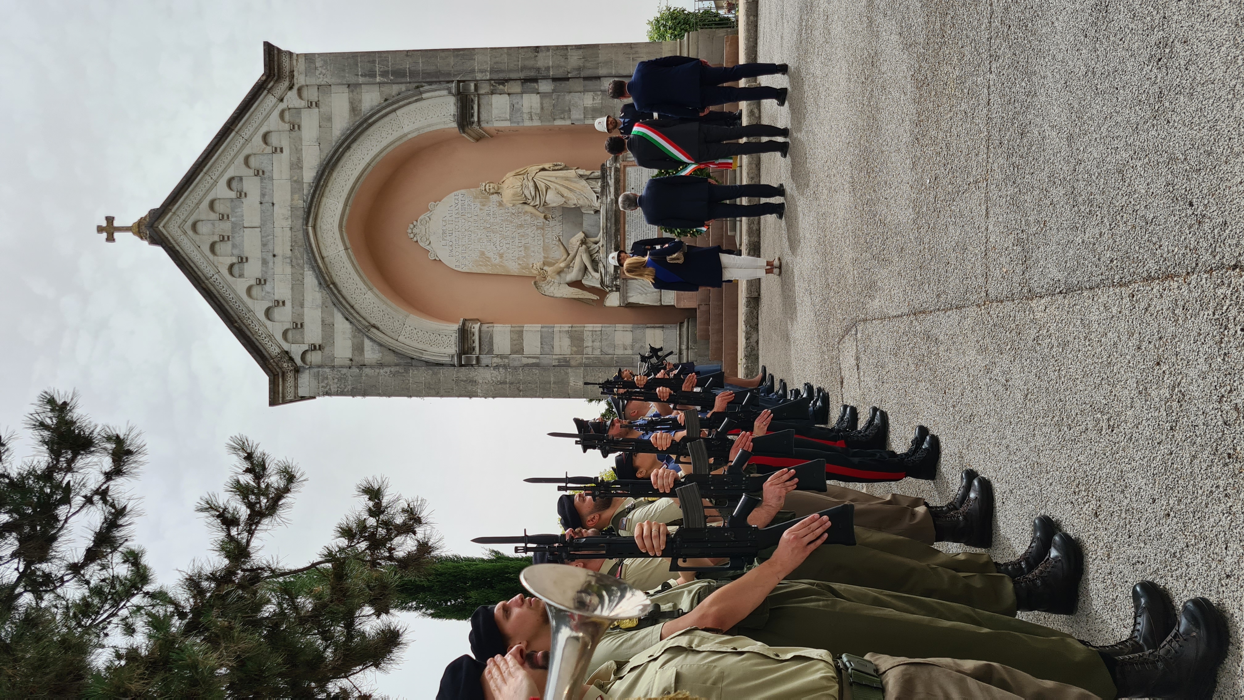 La cerimonia al Cimitero monumentale