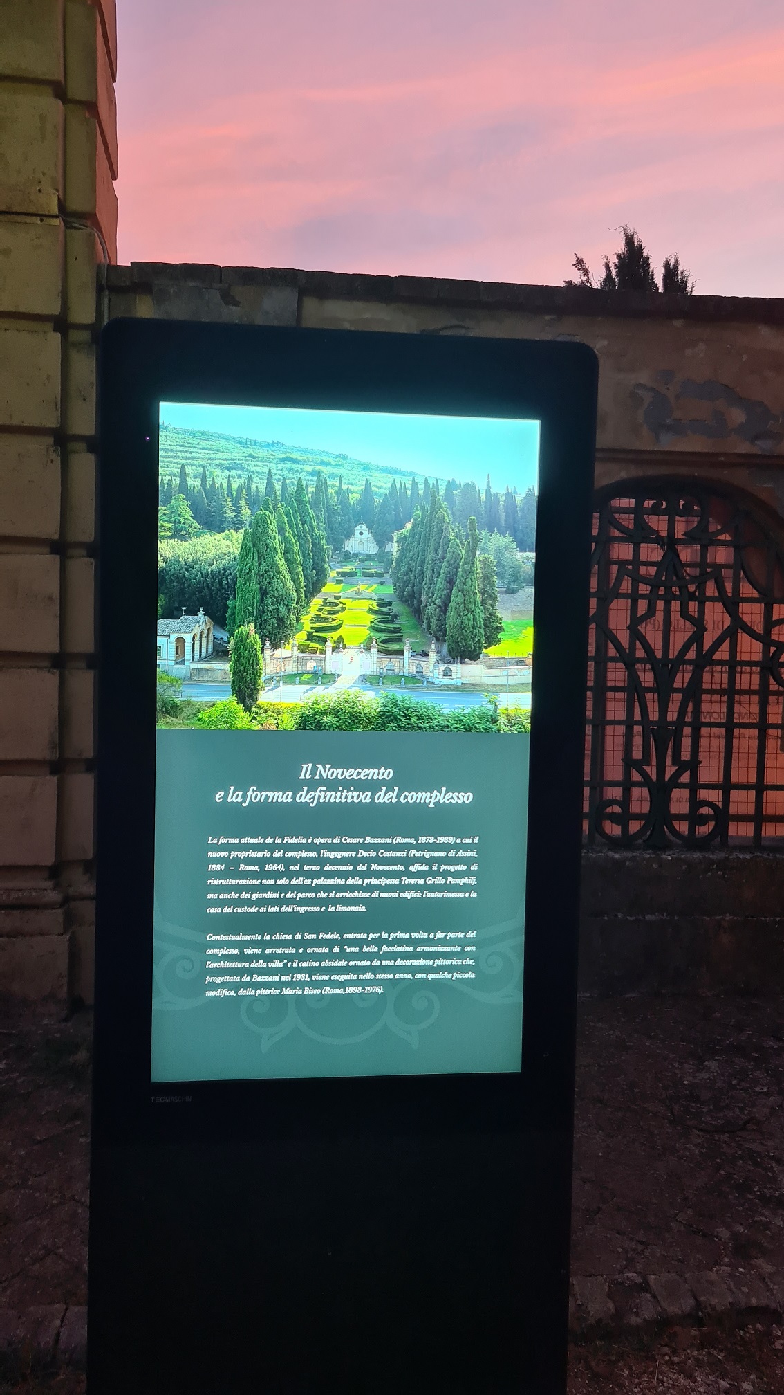 Il totem all'ingresso del parco