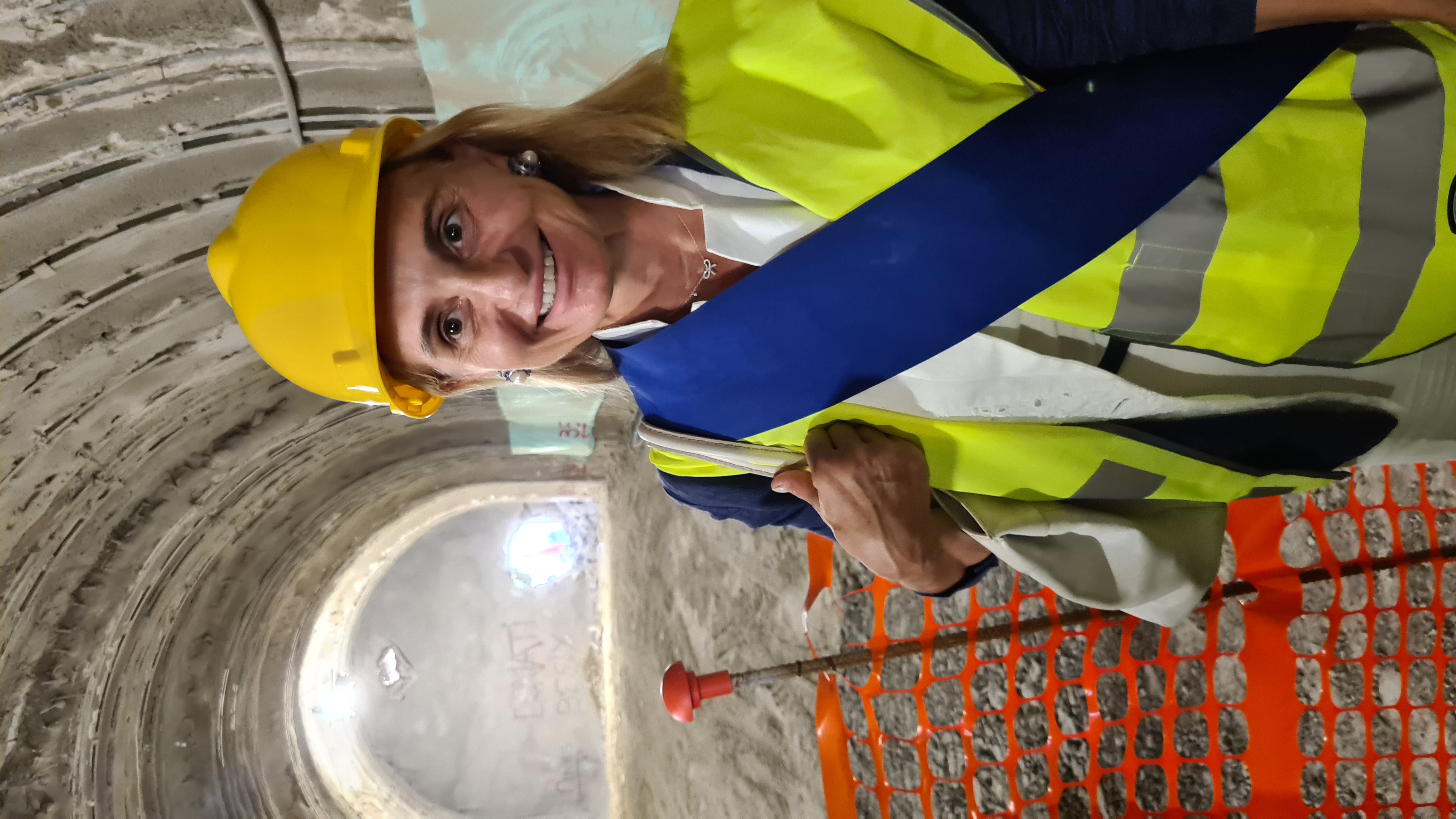 La consigliera Erika Borghesi all'interno della galleria
