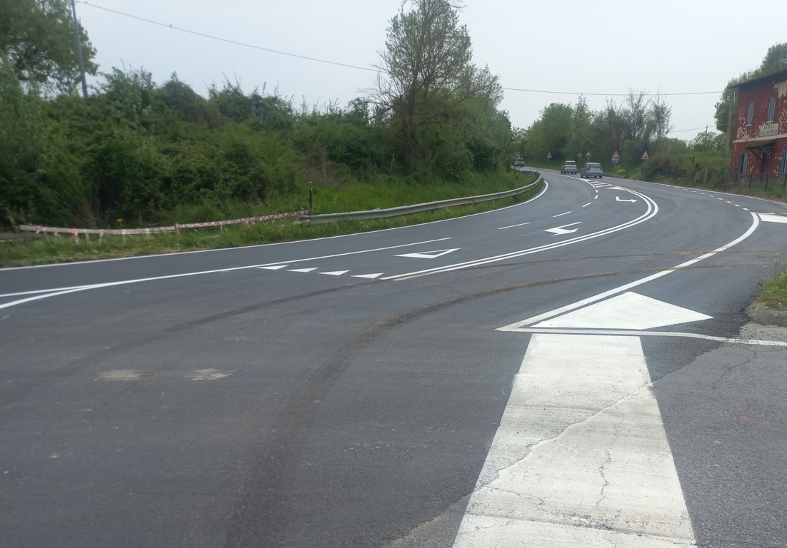 Una strada della Provincia di Perugia dopo un intervento di manutenzione