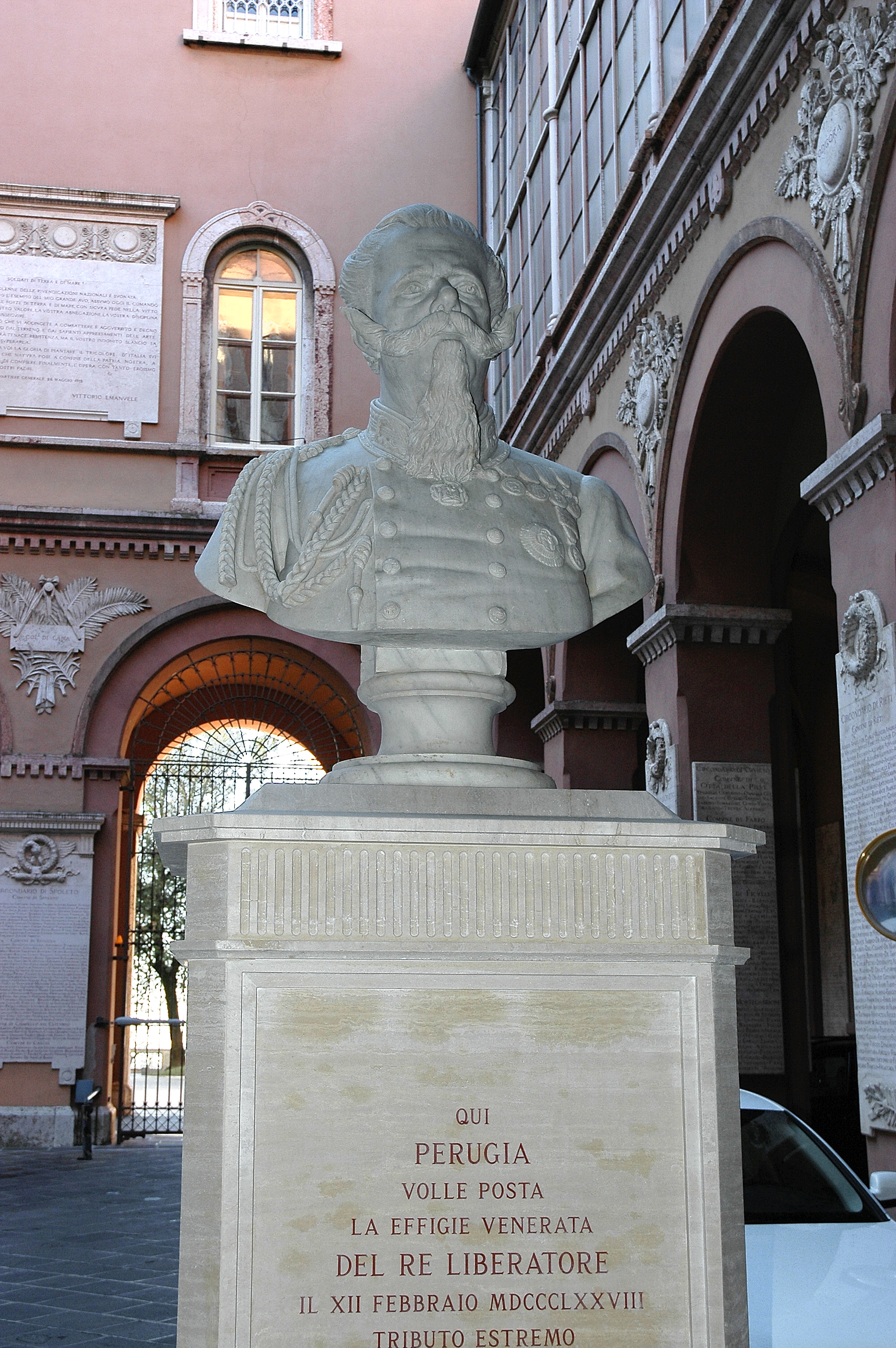Palazzo della Provincia, busto di Vittorio Emanuele II