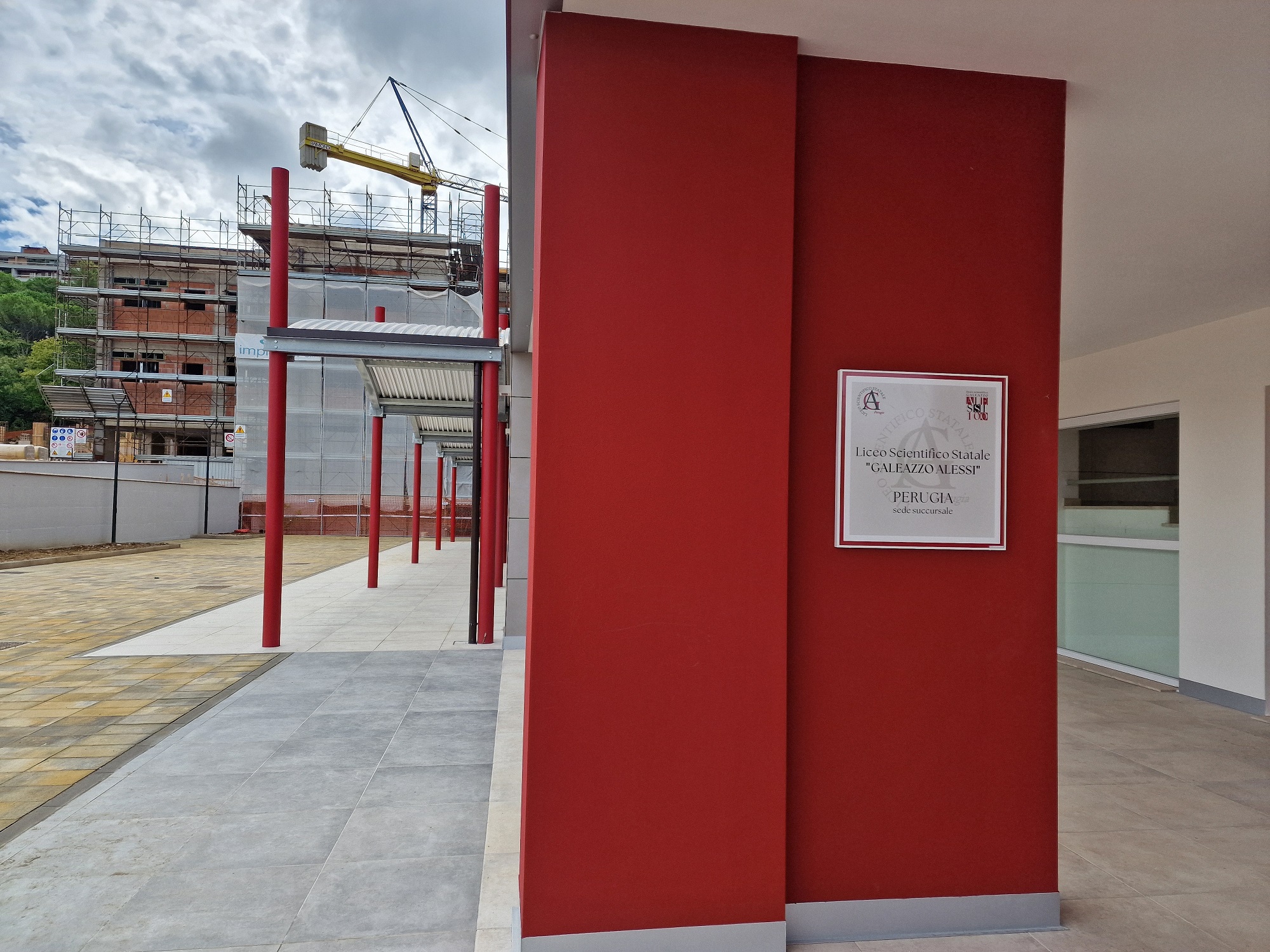 L'ingresso della nuova scuola