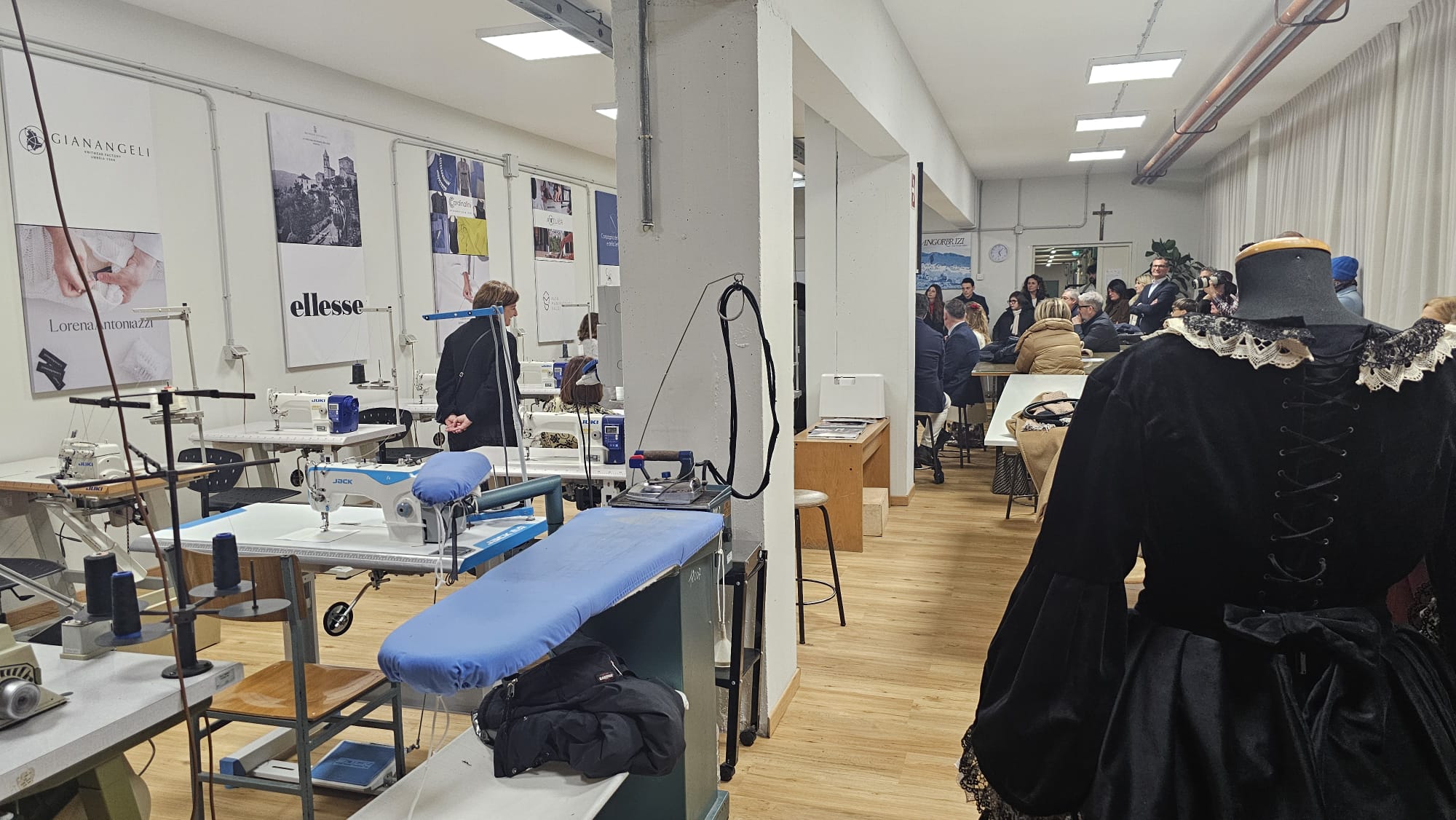 immagine dell'inaugurazione del laboratorio confezioni dell'Istituto Professionale “Orfini”