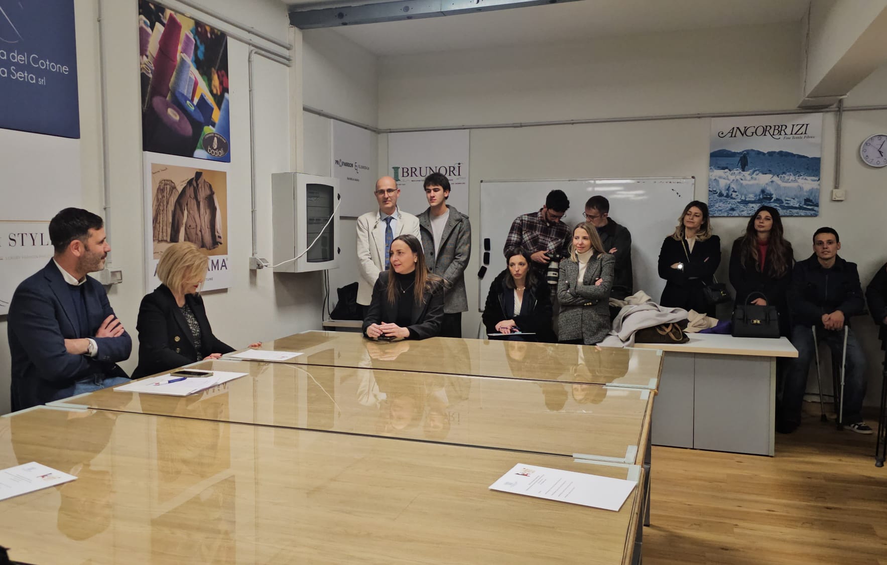 immagine dell'inaugurazione del laboratorio confezioni dell'Istituto Professionale “Orfini”