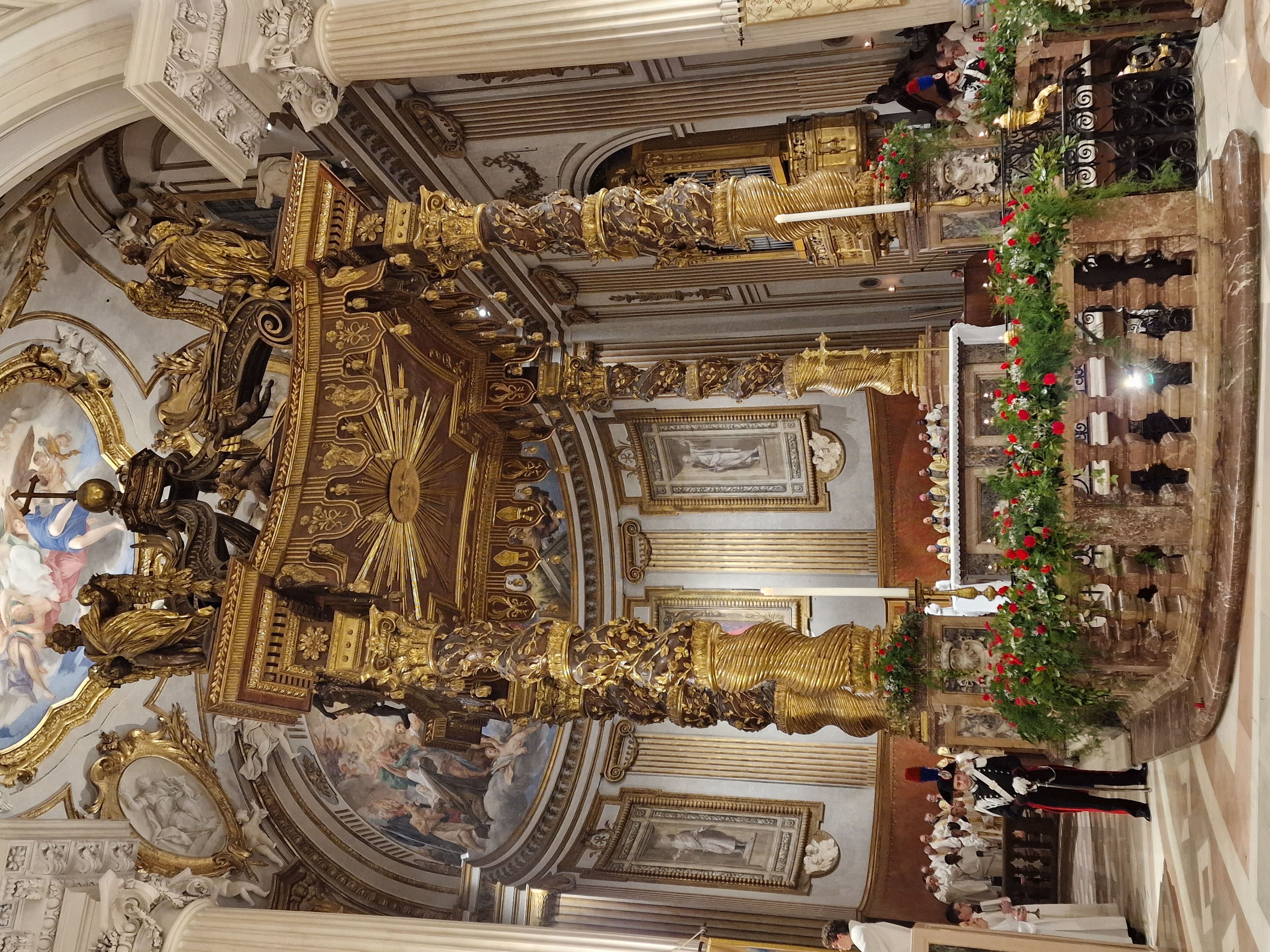 Lo splendido altare della cattedrale