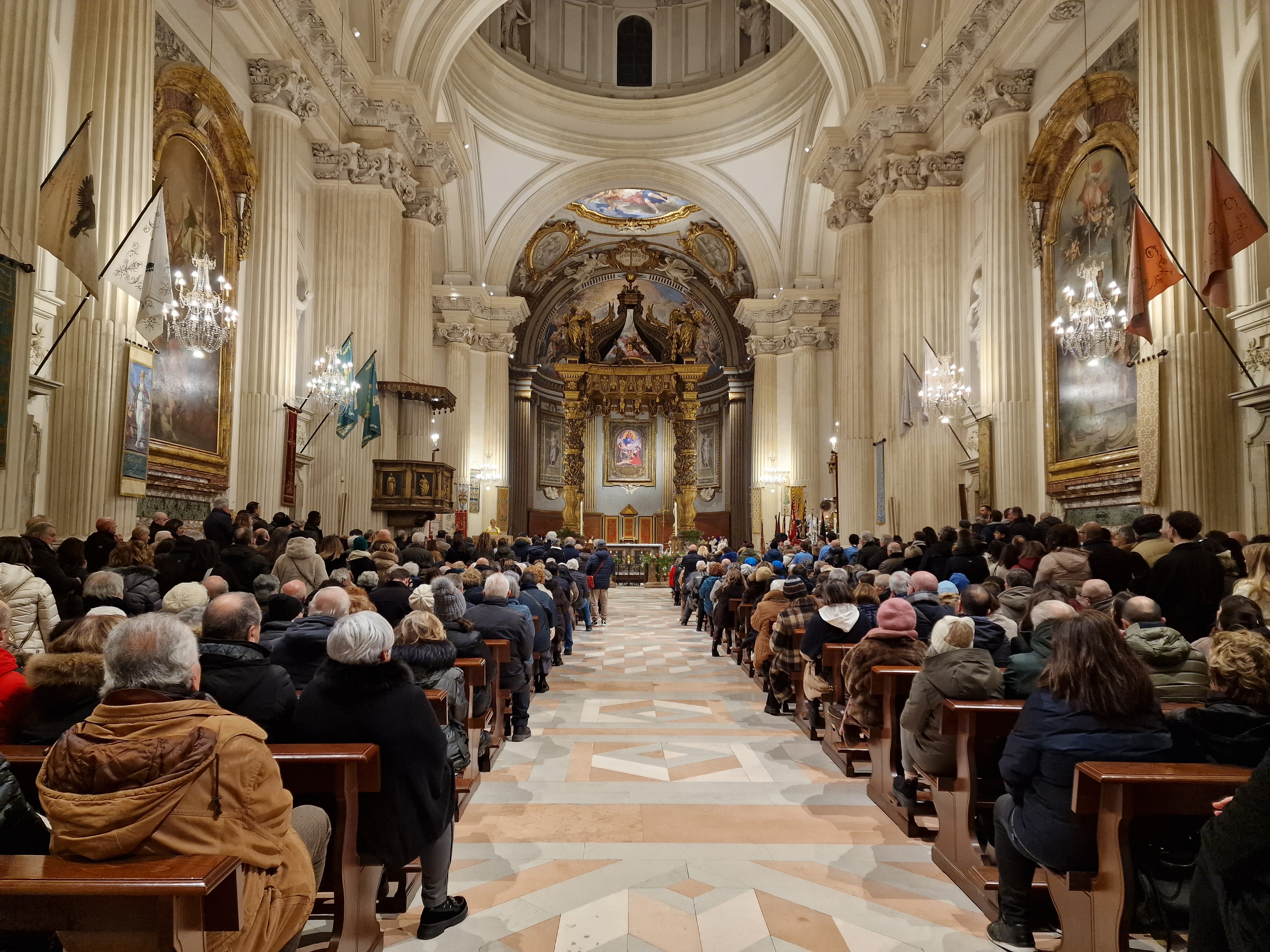 La cattedrale gremita di fedeli