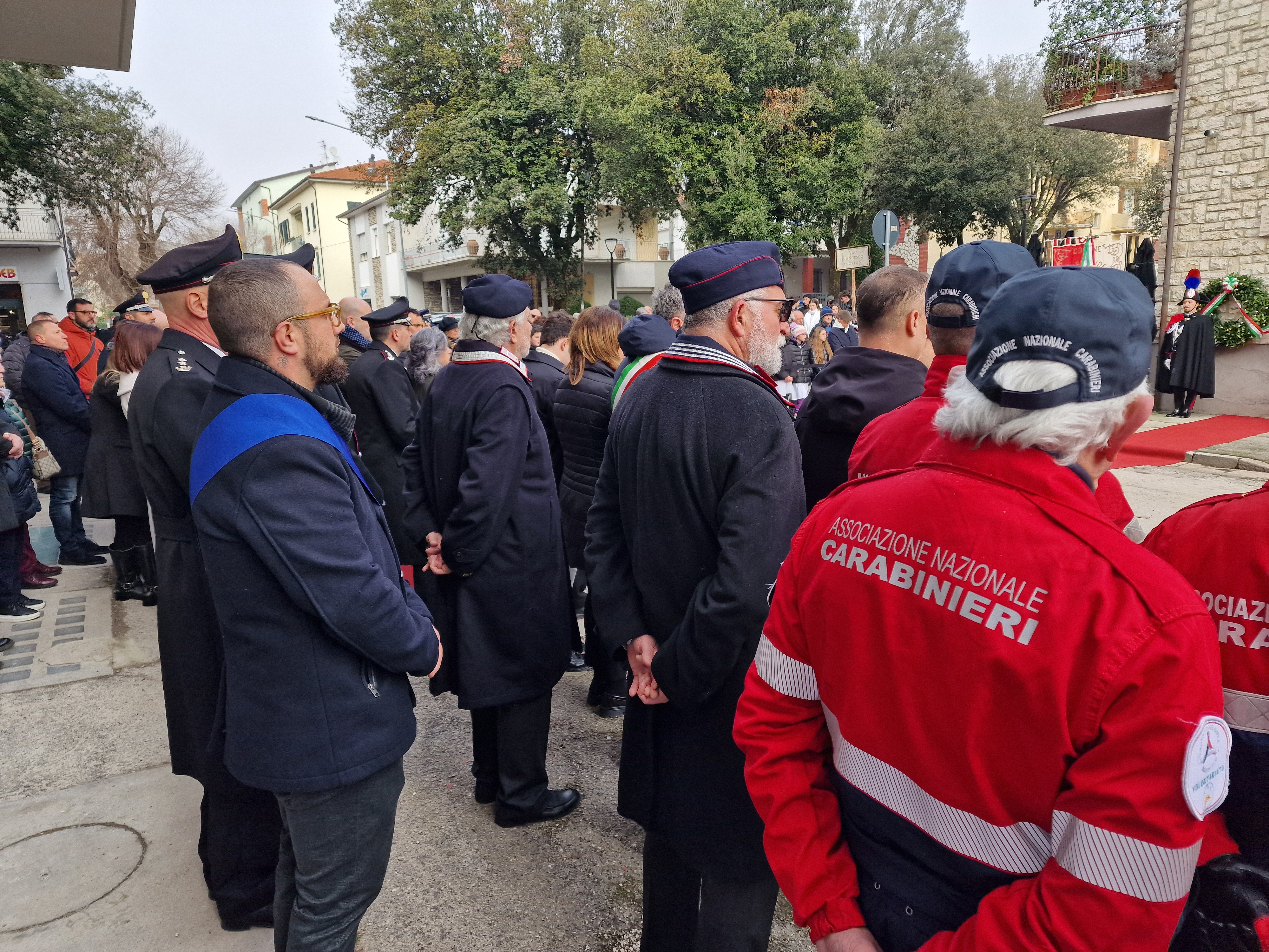 La cerimonia davanti alla lapide