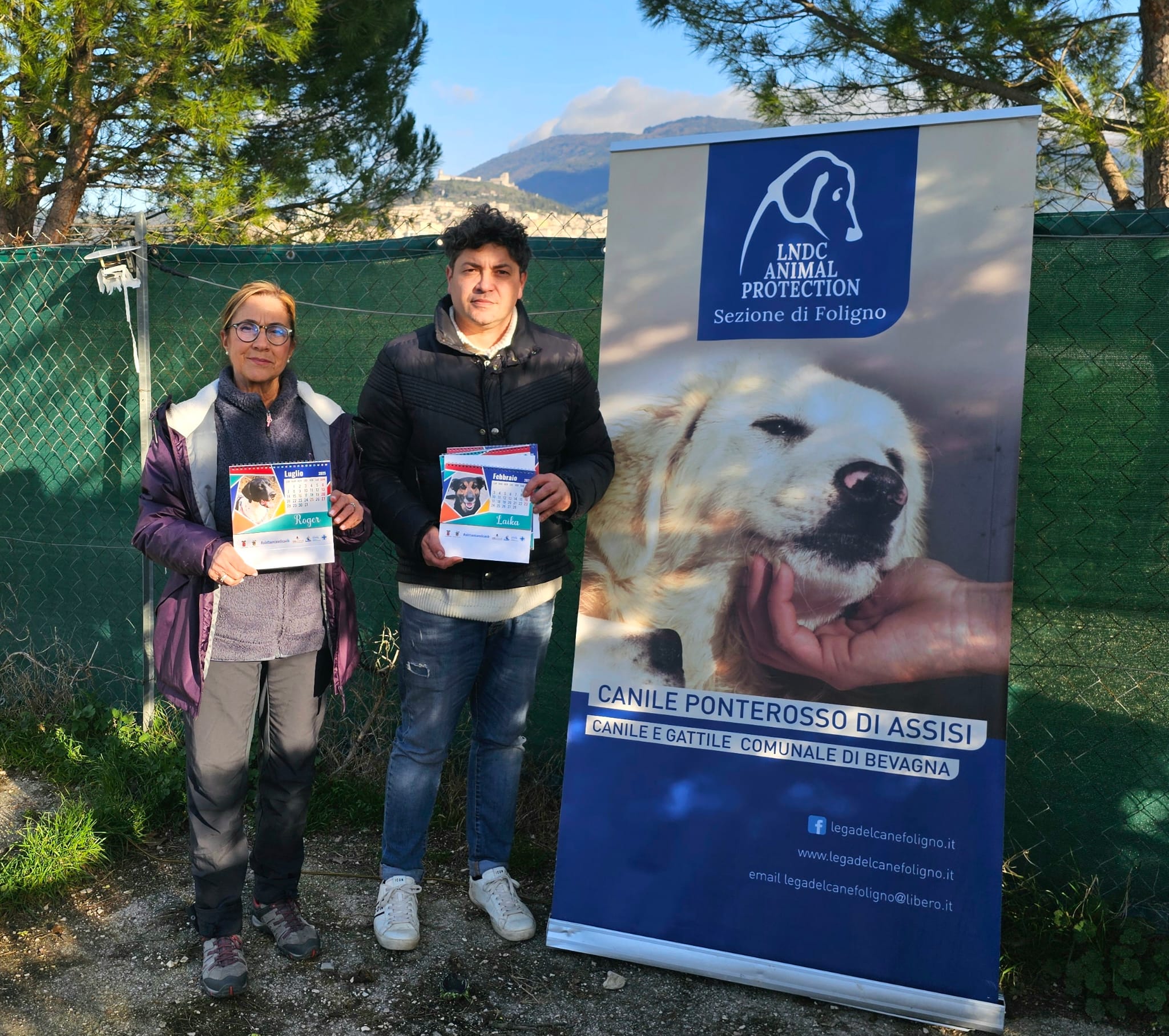 Immagine della consegna dei calendari dello Sportello a 4 Zampe della Provincia di Perugia al Canile Ponterosso di Assisi