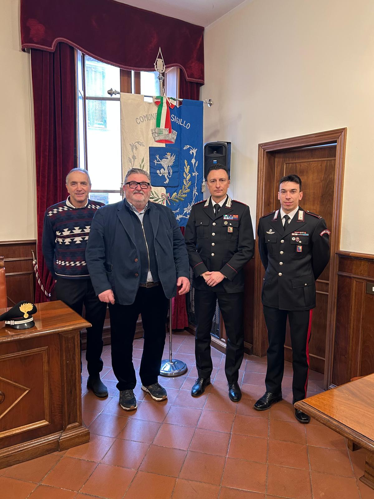 Foto dell'incontro tra il sindaco di Sigillo e il nuovo Comandante dei Carabinieri