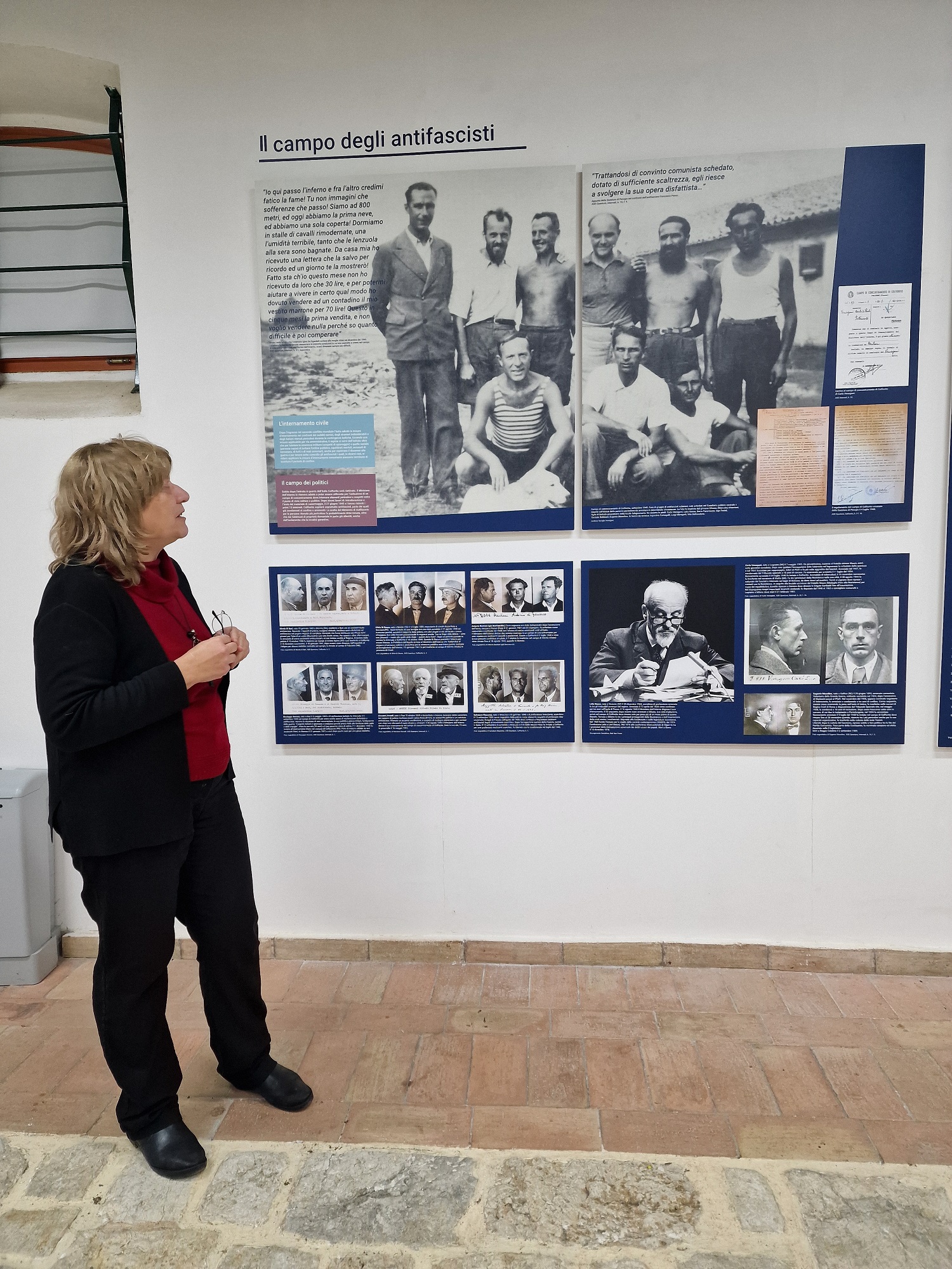 Rita Zampolini mentre illustra un cartellone