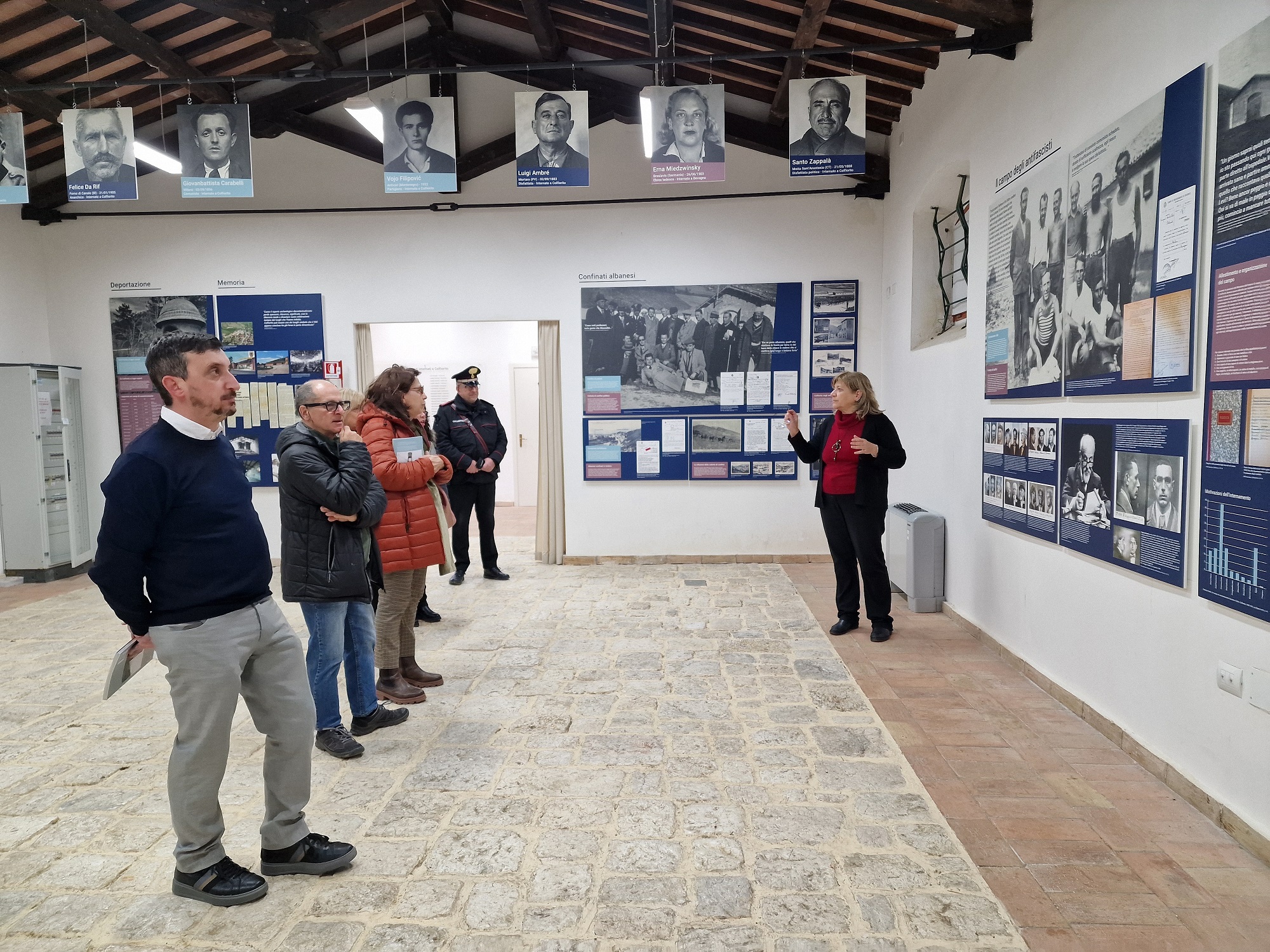Un momento della visita al Memoriale