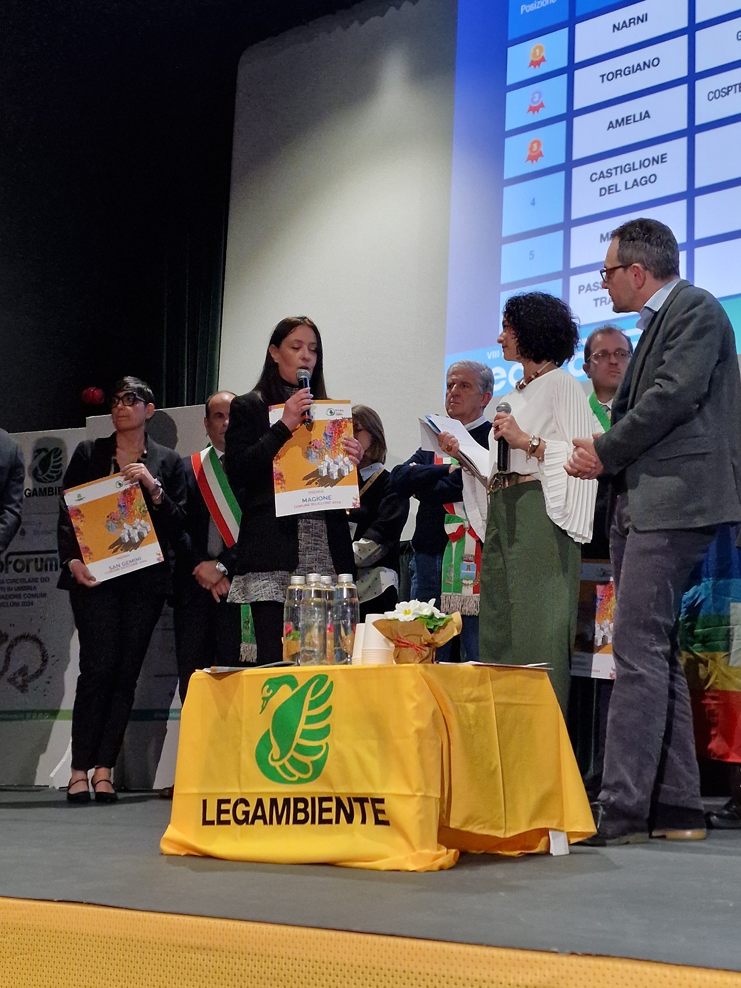 L'assessora Burzigotti riceve il premio da Legambiente