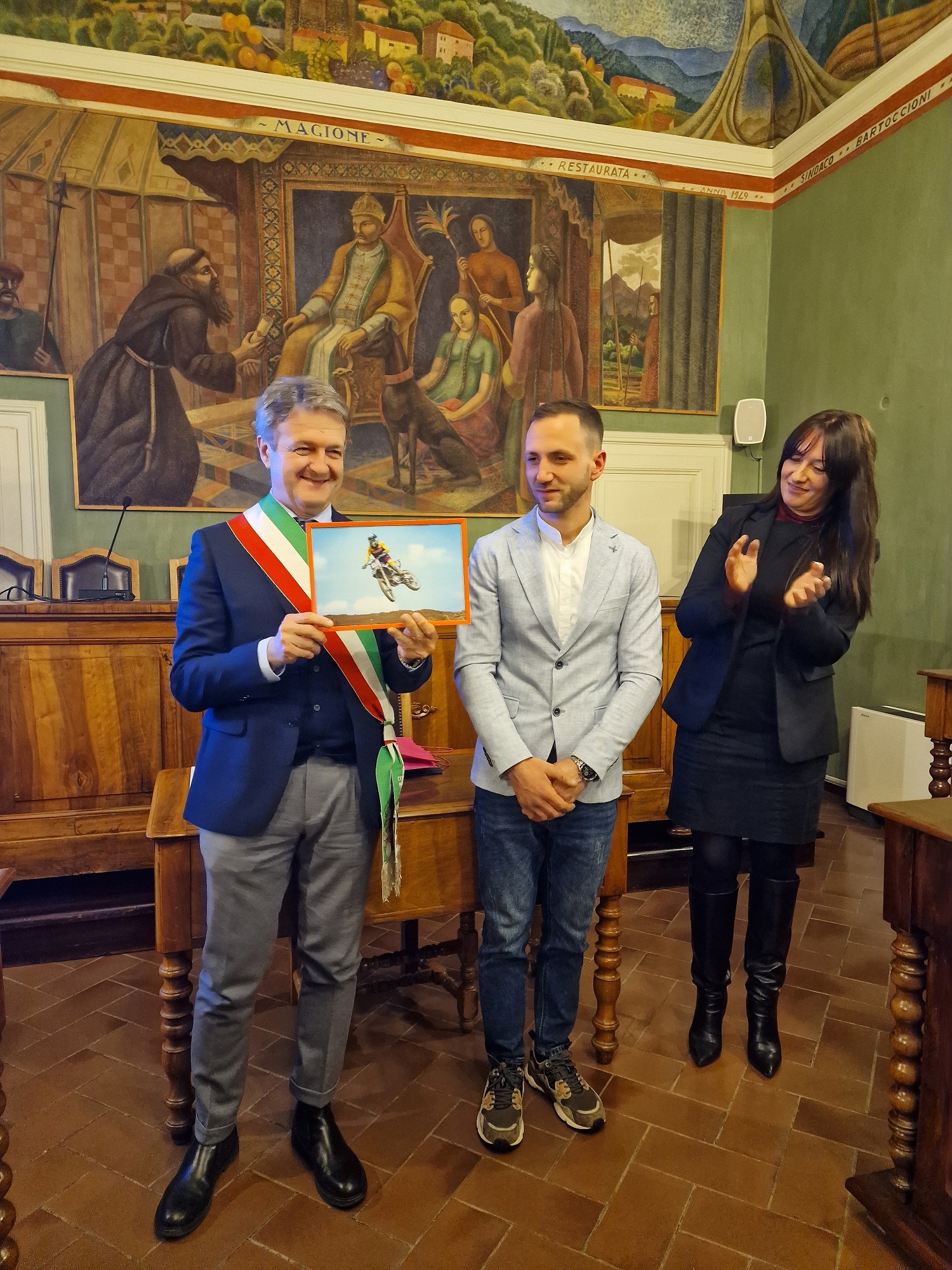 Il pilota Mencaroni insieme al sindaco Lagetti e all'assessora Burzigotti