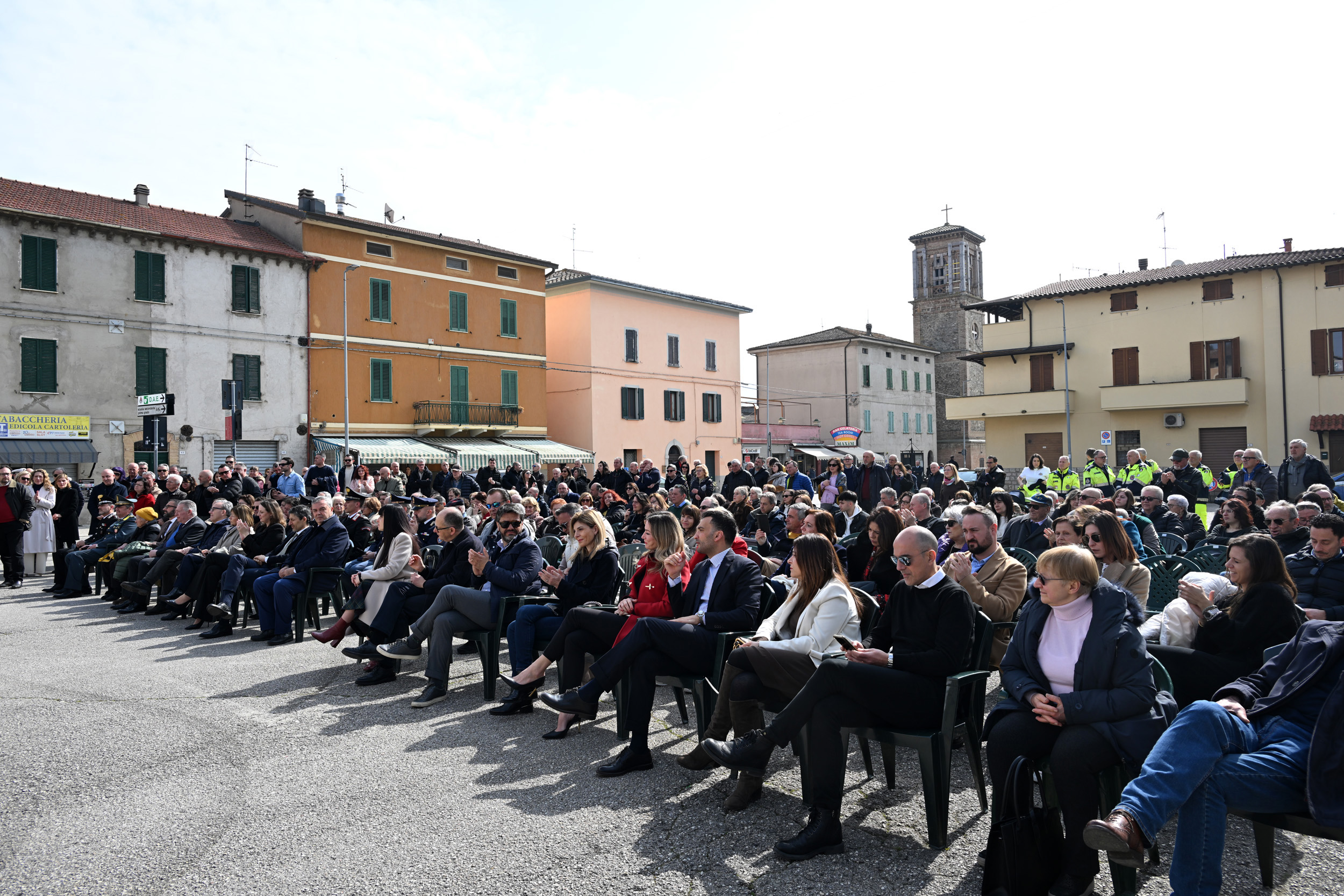 Un momento della cerimonia in piazza