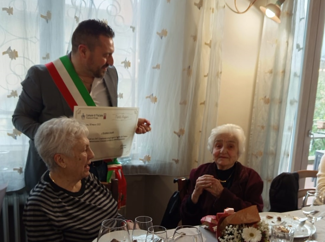 Il sindaco Dini che consegna la pergamena