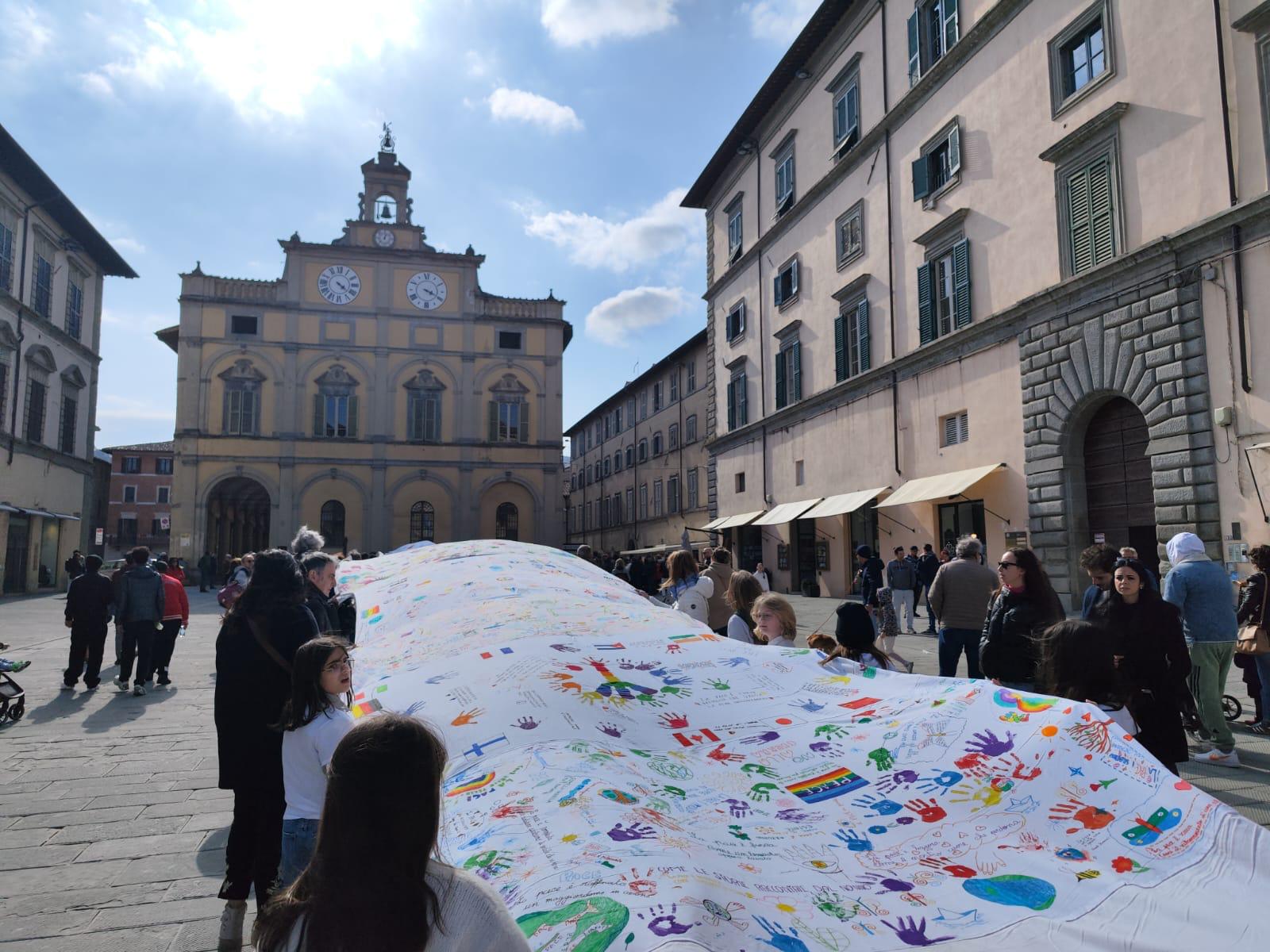 A Città di Castello srotolata la eco-bandiera della pace più lunga del mondo