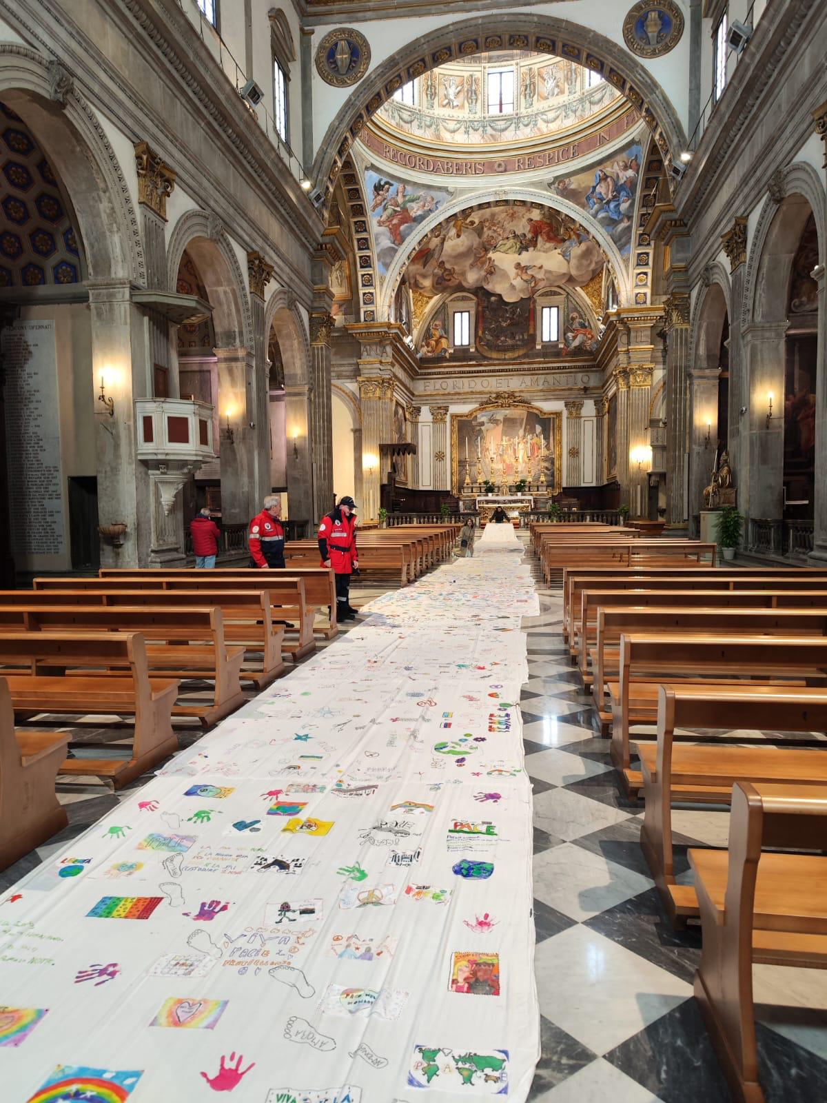 La bandiera all'interno della Cattedrale