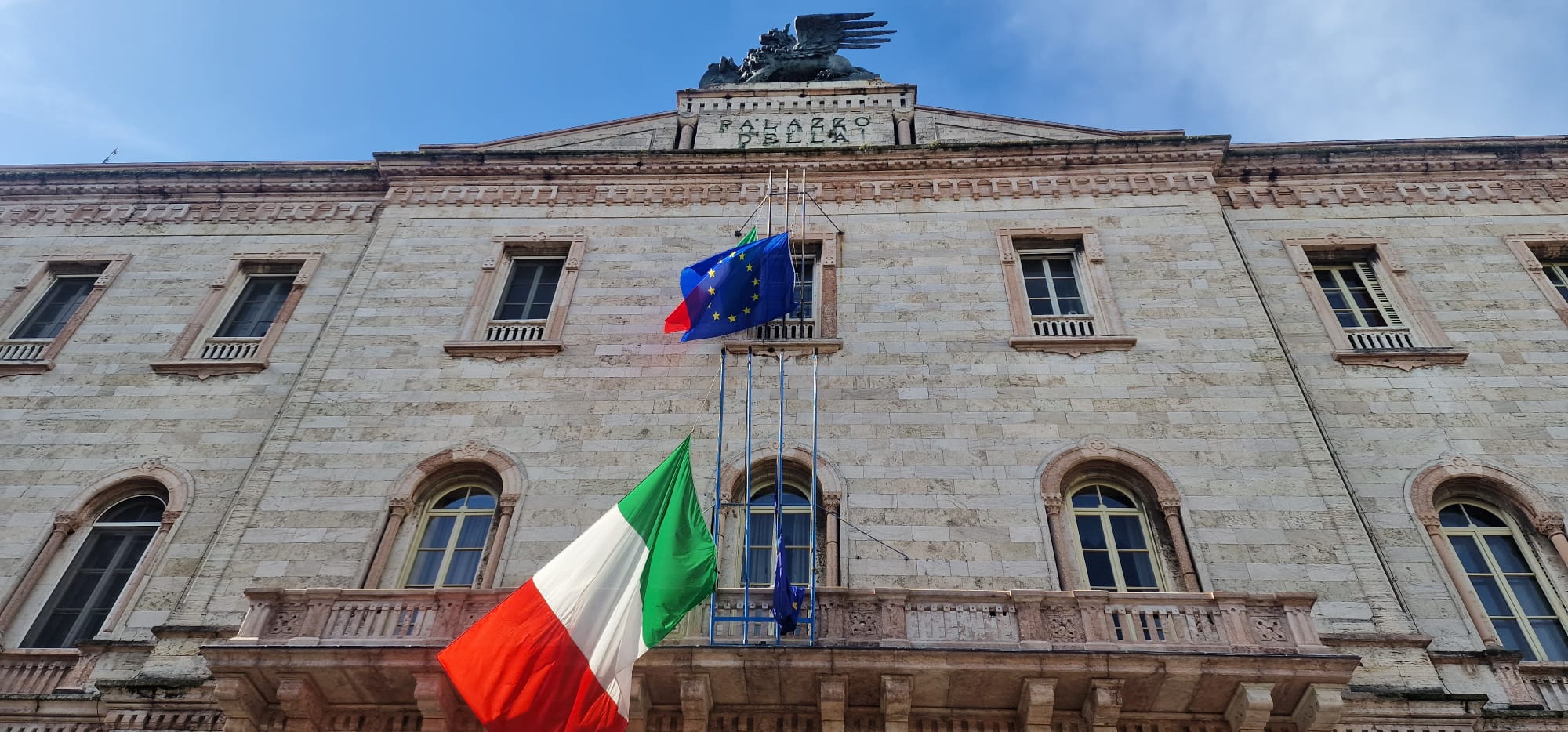 Palazzo provinciale - Bandiere  a mezz’asta in segno di  lutto per la scomparsa del Santo Padre