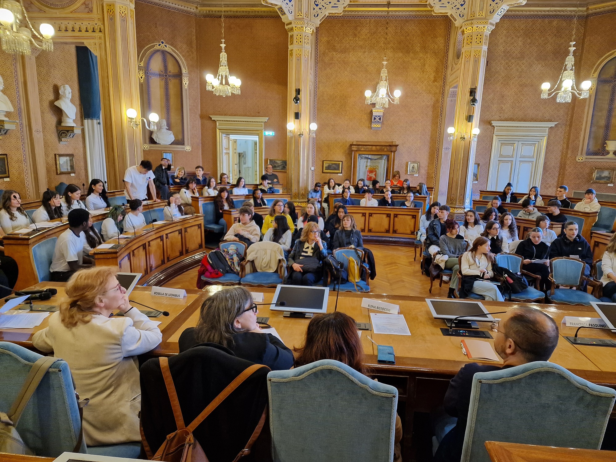 Gli studenti nella Sala del Consiglio provinciale