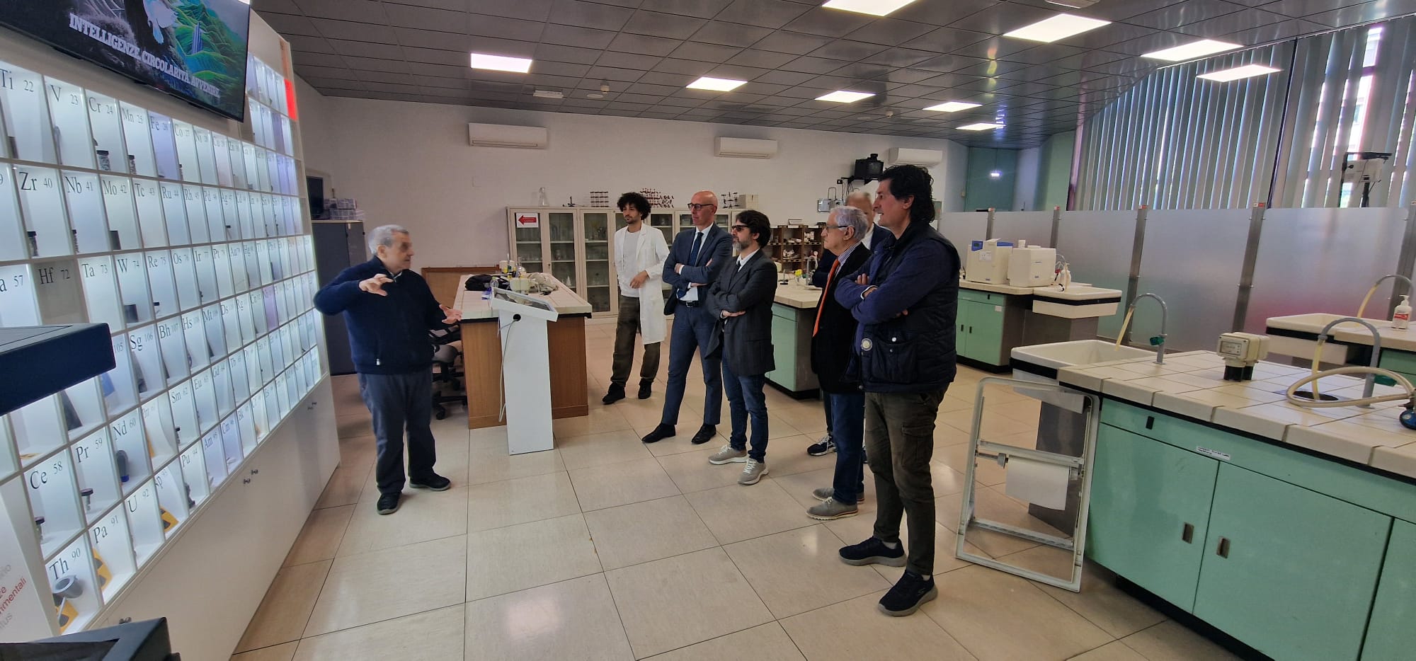 Foligno - Laboratorio di scienze sperimentali – Visita del Presidente Presciutti e dell’assessore regionale Barcaioli