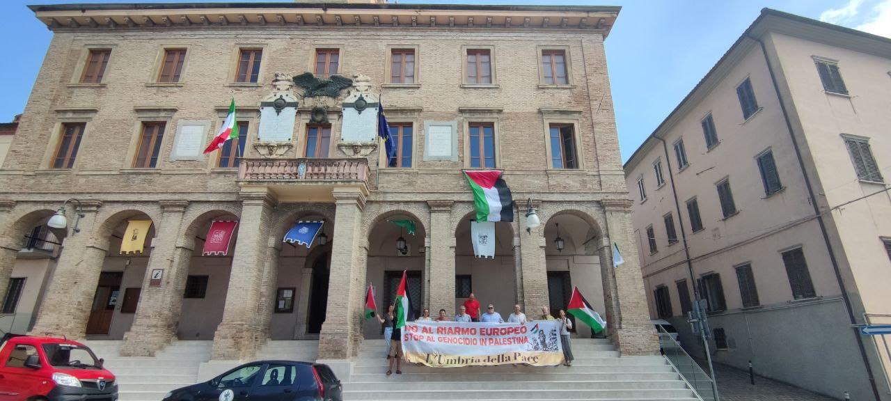 Immagine del Palazzo comunale di Sigillo con la bandiera della Palestina