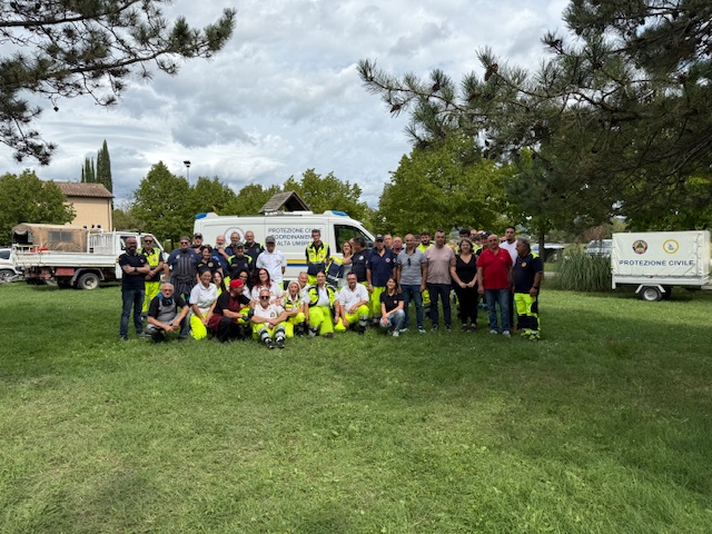 Foto di gruppo esercitazione della Protezione civile ai Laghi di Faldo