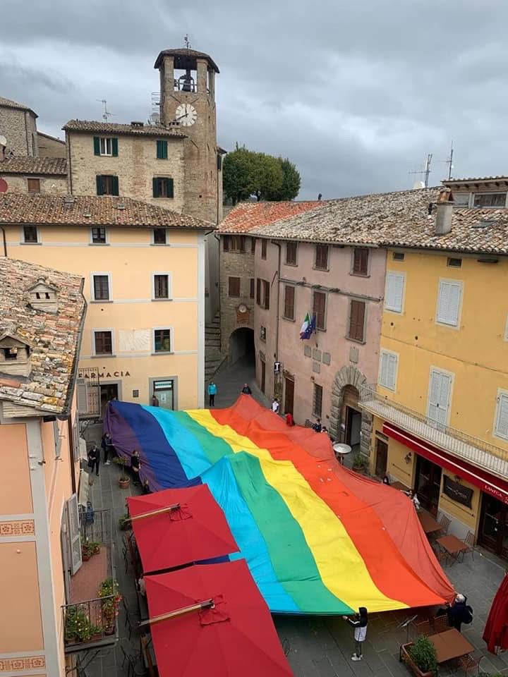 Immagine della bandiera della pace nel centro storico di Montone