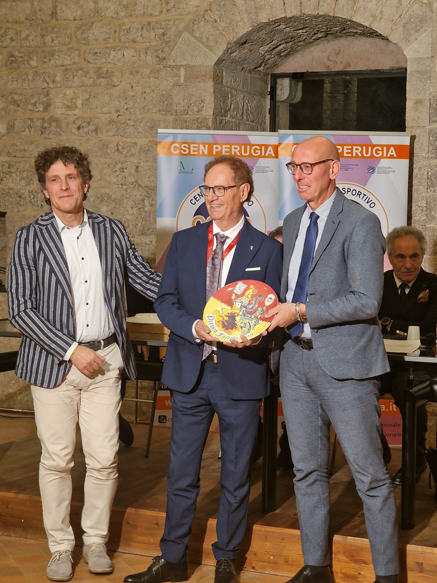Massimiliano Presciutti consegna il premio all'imprenditore  Fernando Barbetti