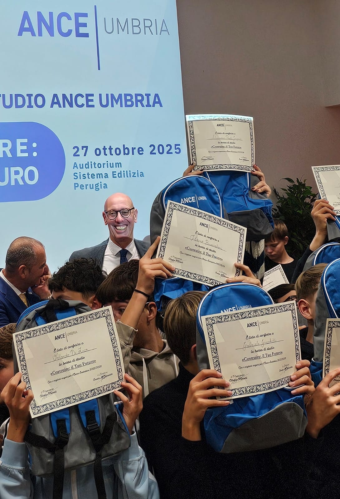 Foto di gruppo della cerimonia di consegna delle borse di studio ANCE agli studenti CAT