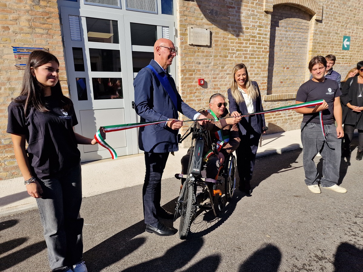 Il taglio del nastro presso il 